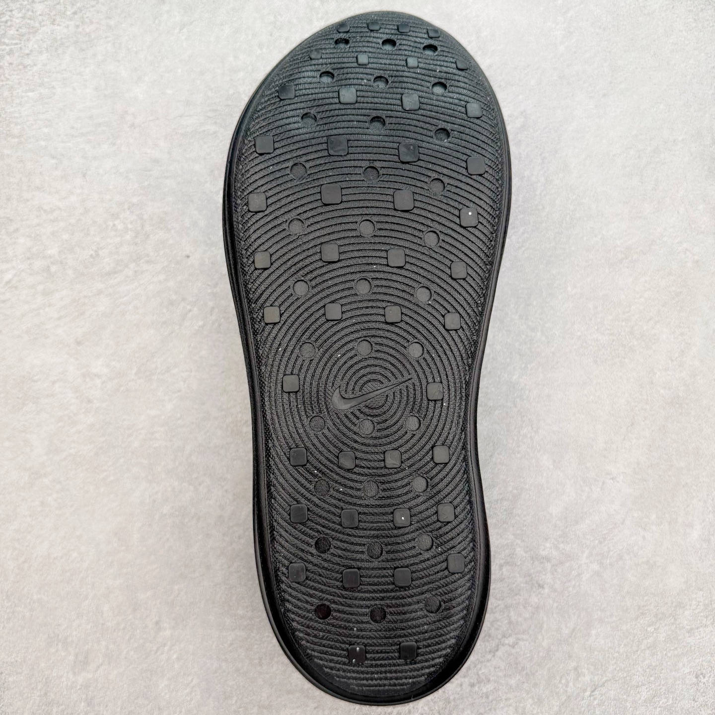 图片[9]-＃正确版 NK ReactX Rejuven8 简约舒适百搭洞洞鞋凉鞋 HV5060-001 唯一正确组合大底 组合侧面Logo 鞋头不过分上翘 后跟Logo 凹凸明显 轮廓分明 LOGO内侧钢印清晰工整 从名字就能看出，这款鞋搭载了React X缓震科技，保证了舒适的脚感和轻盈的穿着体验。设计上，这双鞋采用了近几年非常流行的洞洞鞋风格，但特别之处在于加入了波浪纹路细节，让整个鞋型看起来更有立体感，视觉上也增添了几分现代感。尺码：36 37.5 38 39 40 41 42 43 44 45 46-选品中心