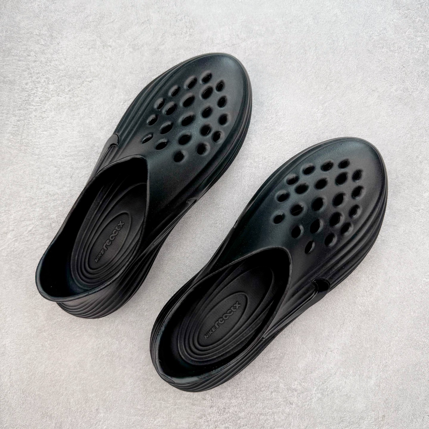 图片[3]-＃正确版 NK ReactX Rejuven8 简约舒适百搭洞洞鞋凉鞋 HV5060-001 唯一正确组合大底 组合侧面Logo 鞋头不过分上翘 后跟Logo 凹凸明显 轮廓分明 LOGO内侧钢印清晰工整 从名字就能看出，这款鞋搭载了React X缓震科技，保证了舒适的脚感和轻盈的穿着体验。设计上，这双鞋采用了近几年非常流行的洞洞鞋风格，但特别之处在于加入了波浪纹路细节，让整个鞋型看起来更有立体感，视觉上也增添了几分现代感。尺码：36 37.5 38 39 40 41 42 43 44 45 46-选品中心