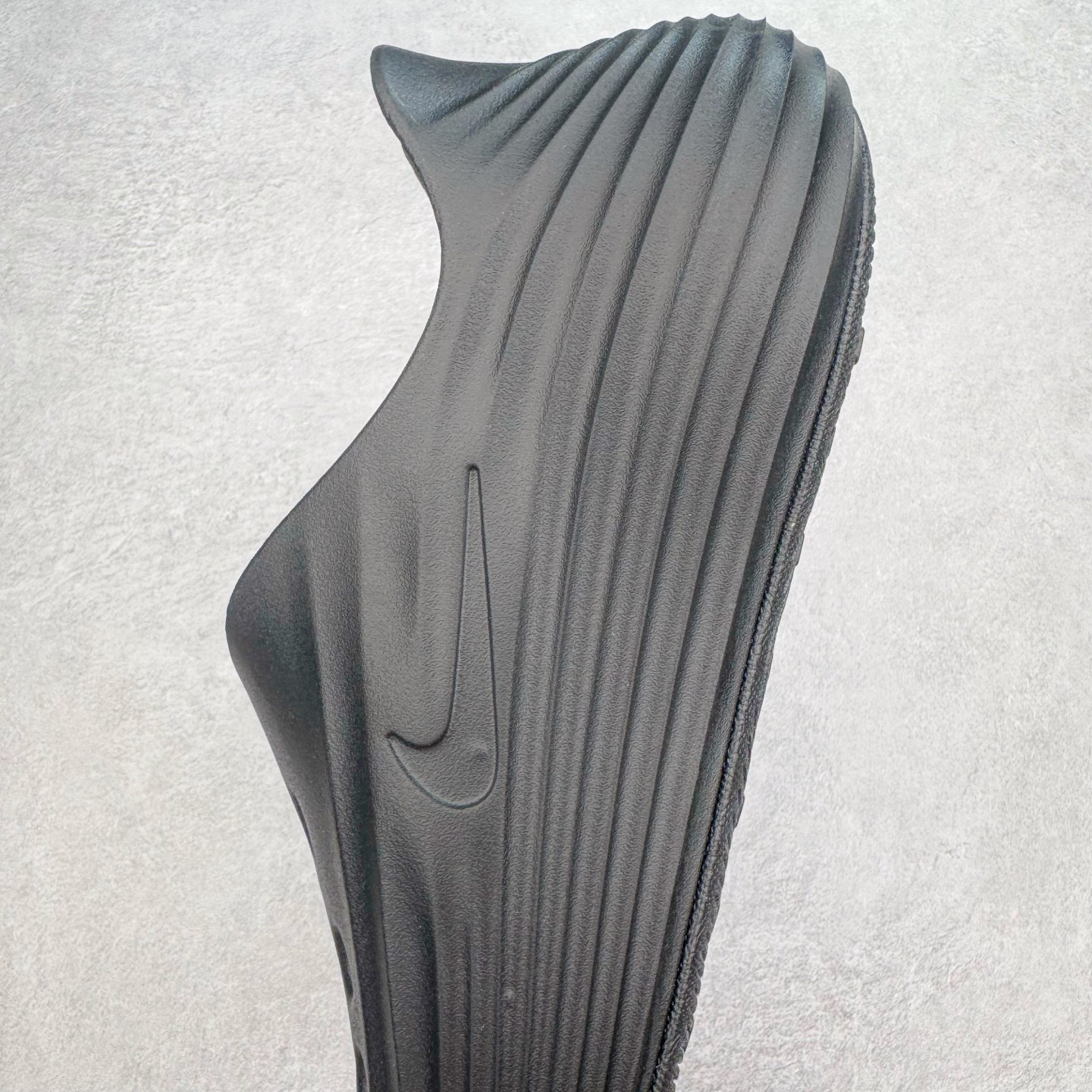 图片[7]-＃正确版 NK ReactX Rejuven8 简约舒适百搭洞洞鞋凉鞋 HV5060-001 唯一正确组合大底 组合侧面Logo 鞋头不过分上翘 后跟Logo 凹凸明显 轮廓分明 LOGO内侧钢印清晰工整 从名字就能看出，这款鞋搭载了React X缓震科技，保证了舒适的脚感和轻盈的穿着体验。设计上，这双鞋采用了近几年非常流行的洞洞鞋风格，但特别之处在于加入了波浪纹路细节，让整个鞋型看起来更有立体感，视觉上也增添了几分现代感。尺码：36 37.5 38 39 40 41 42 43 44 45 46-选品中心