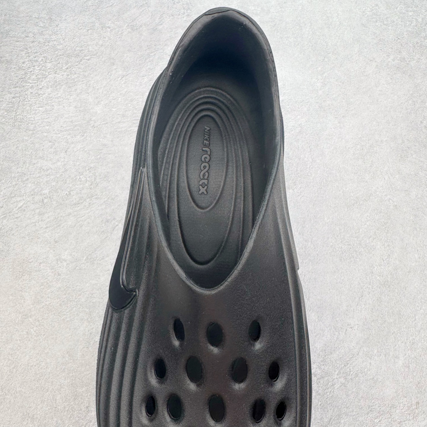 图片[5]-＃正确版 NK ReactX Rejuven8 简约舒适百搭洞洞鞋凉鞋 HV5060-001 唯一正确组合大底 组合侧面Logo 鞋头不过分上翘 后跟Logo 凹凸明显 轮廓分明 LOGO内侧钢印清晰工整 从名字就能看出，这款鞋搭载了React X缓震科技，保证了舒适的脚感和轻盈的穿着体验。设计上，这双鞋采用了近几年非常流行的洞洞鞋风格，但特别之处在于加入了波浪纹路细节，让整个鞋型看起来更有立体感，视觉上也增添了几分现代感。尺码：36 37.5 38 39 40 41 42 43 44 45 46-选品中心