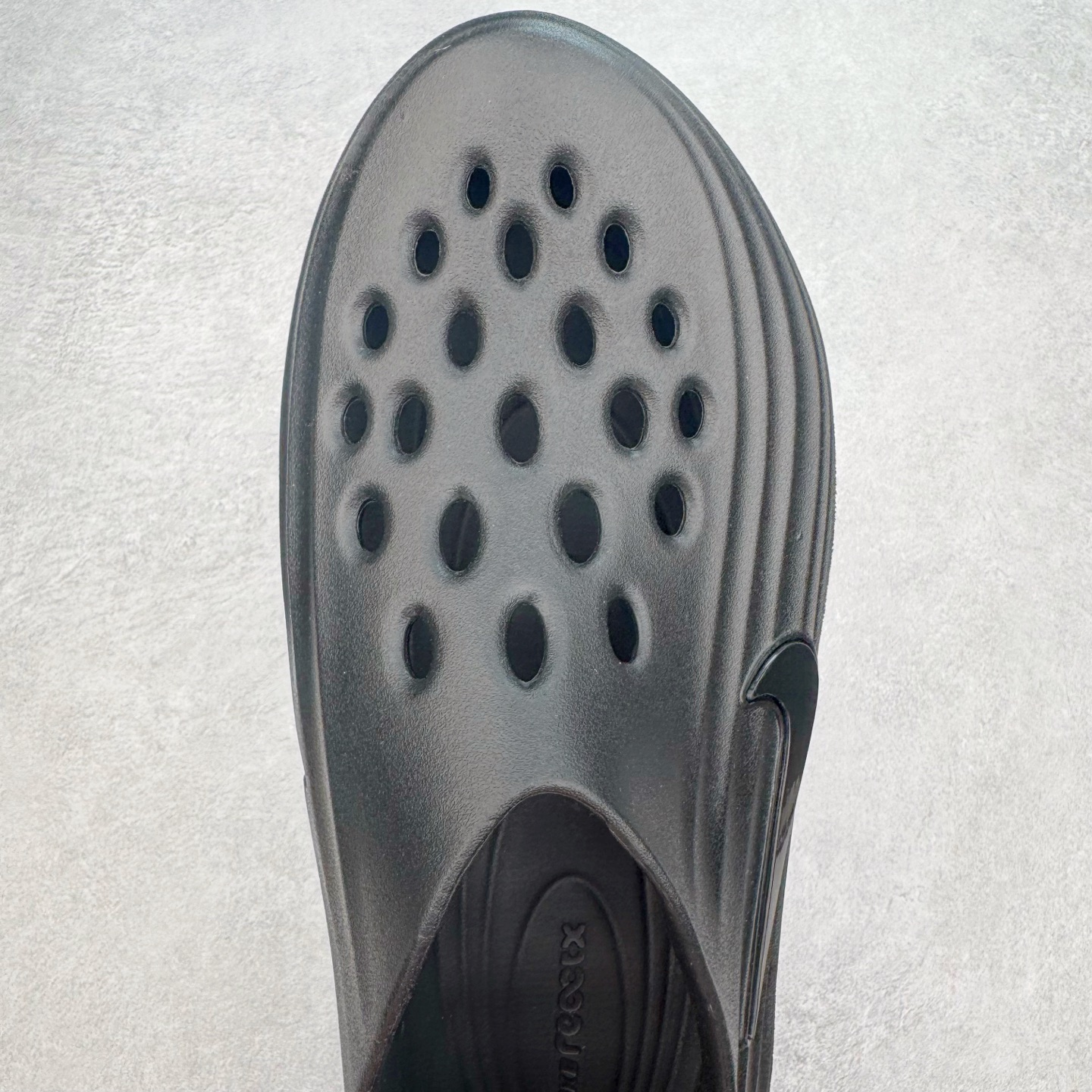 图片[4]-＃正确版 NK ReactX Rejuven8 简约舒适百搭洞洞鞋凉鞋 HV5060-001 唯一正确组合大底 组合侧面Logo 鞋头不过分上翘 后跟Logo 凹凸明显 轮廓分明 LOGO内侧钢印清晰工整 从名字就能看出，这款鞋搭载了React X缓震科技，保证了舒适的脚感和轻盈的穿着体验。设计上，这双鞋采用了近几年非常流行的洞洞鞋风格，但特别之处在于加入了波浪纹路细节，让整个鞋型看起来更有立体感，视觉上也增添了几分现代感。尺码：36 37.5 38 39 40 41 42 43 44 45 46-选品中心