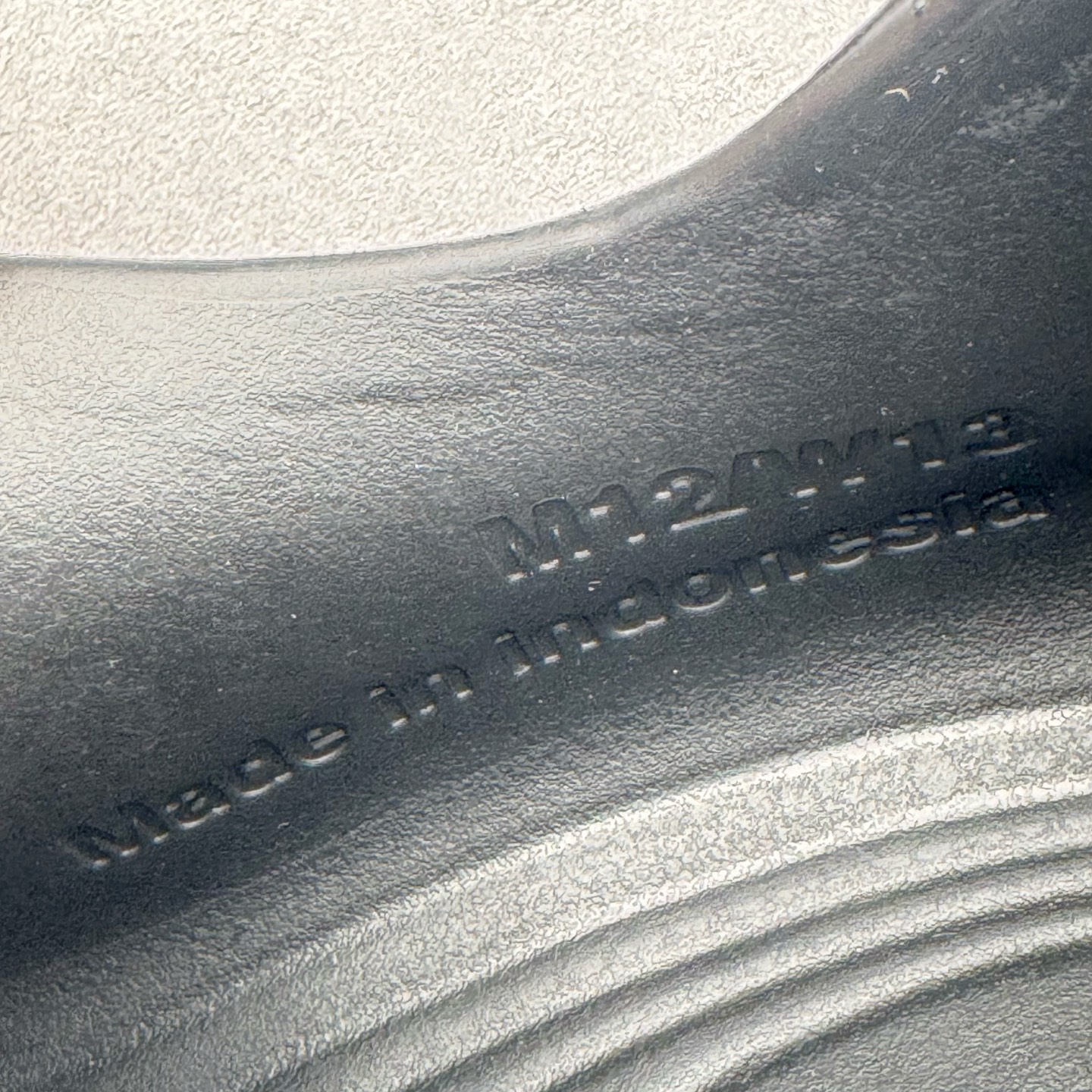 图片[10]-＃正确版 NK ReactX Rejuven8 简约舒适百搭洞洞鞋凉鞋 HV5060-001 唯一正确组合大底 组合侧面Logo 鞋头不过分上翘 后跟Logo 凹凸明显 轮廓分明 LOGO内侧钢印清晰工整 从名字就能看出，这款鞋搭载了React X缓震科技，保证了舒适的脚感和轻盈的穿着体验。设计上，这双鞋采用了近几年非常流行的洞洞鞋风格，但特别之处在于加入了波浪纹路细节，让整个鞋型看起来更有立体感，视觉上也增添了几分现代感。尺码：36 37.5 38 39 40 41 42 43 44 45 46-选品中心