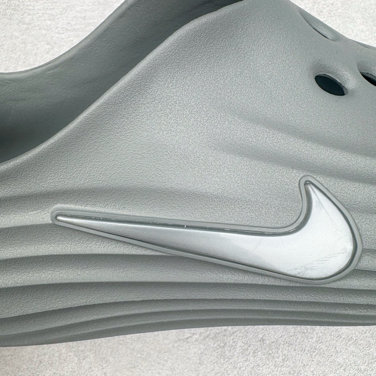 图片[14]-＃正确版 NK ReactX Rejuven8 简约舒适百搭洞洞鞋凉鞋 HV5060-002 唯一正确组合大底 组合侧面Logo 鞋头不过分上翘 后跟Logo 凹凸明显 轮廓分明 LOGO内侧钢印清晰工整 从名字就能看出，这款鞋搭载了React X缓震科技，保证了舒适的脚感和轻盈的穿着体验。设计上，这双鞋采用了近几年非常流行的洞洞鞋风格，但特别之处在于加入了波浪纹路细节，让整个鞋型看起来更有立体感，视觉上也增添了几分现代感。尺码：36 37.5 38 39 40 41 42 43 44 45 46-选品中心