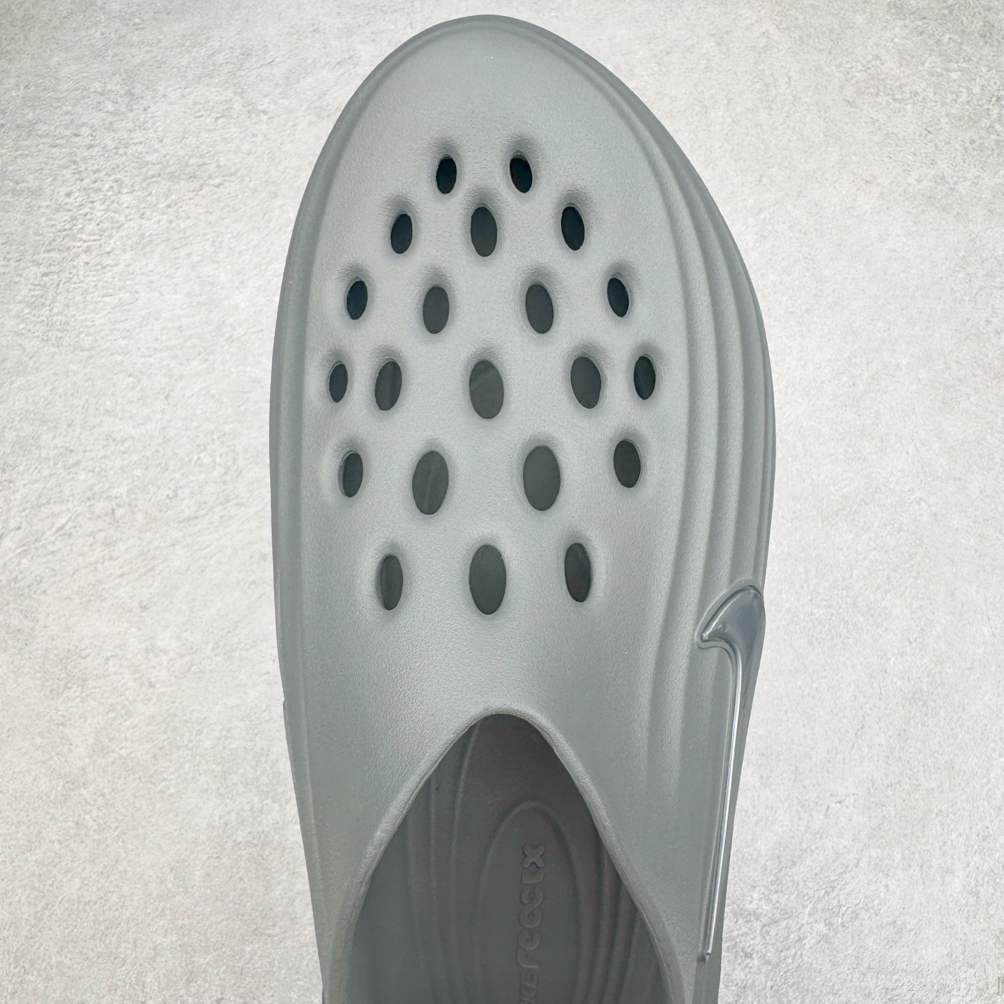 图片[4]-＃正确版 NK ReactX Rejuven8 简约舒适百搭洞洞鞋凉鞋 HV5060-002 唯一正确组合大底 组合侧面Logo 鞋头不过分上翘 后跟Logo 凹凸明显 轮廓分明 LOGO内侧钢印清晰工整 从名字就能看出，这款鞋搭载了React X缓震科技，保证了舒适的脚感和轻盈的穿着体验。设计上，这双鞋采用了近几年非常流行的洞洞鞋风格，但特别之处在于加入了波浪纹路细节，让整个鞋型看起来更有立体感，视觉上也增添了几分现代感。尺码：36 37.5 38 39 40 41 42 43 44 45 46-选品中心