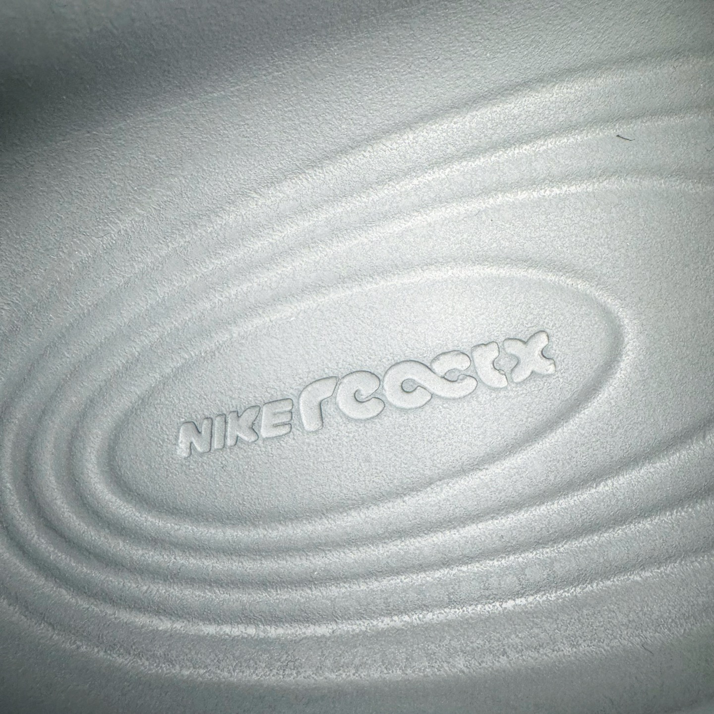 图片[12]-＃正确版 NK ReactX Rejuven8 简约舒适百搭洞洞鞋凉鞋 HV5060-002 唯一正确组合大底 组合侧面Logo 鞋头不过分上翘 后跟Logo 凹凸明显 轮廓分明 LOGO内侧钢印清晰工整 从名字就能看出，这款鞋搭载了React X缓震科技，保证了舒适的脚感和轻盈的穿着体验。设计上，这双鞋采用了近几年非常流行的洞洞鞋风格，但特别之处在于加入了波浪纹路细节，让整个鞋型看起来更有立体感，视觉上也增添了几分现代感。尺码：36 37.5 38 39 40 41 42 43 44 45 46-选品中心