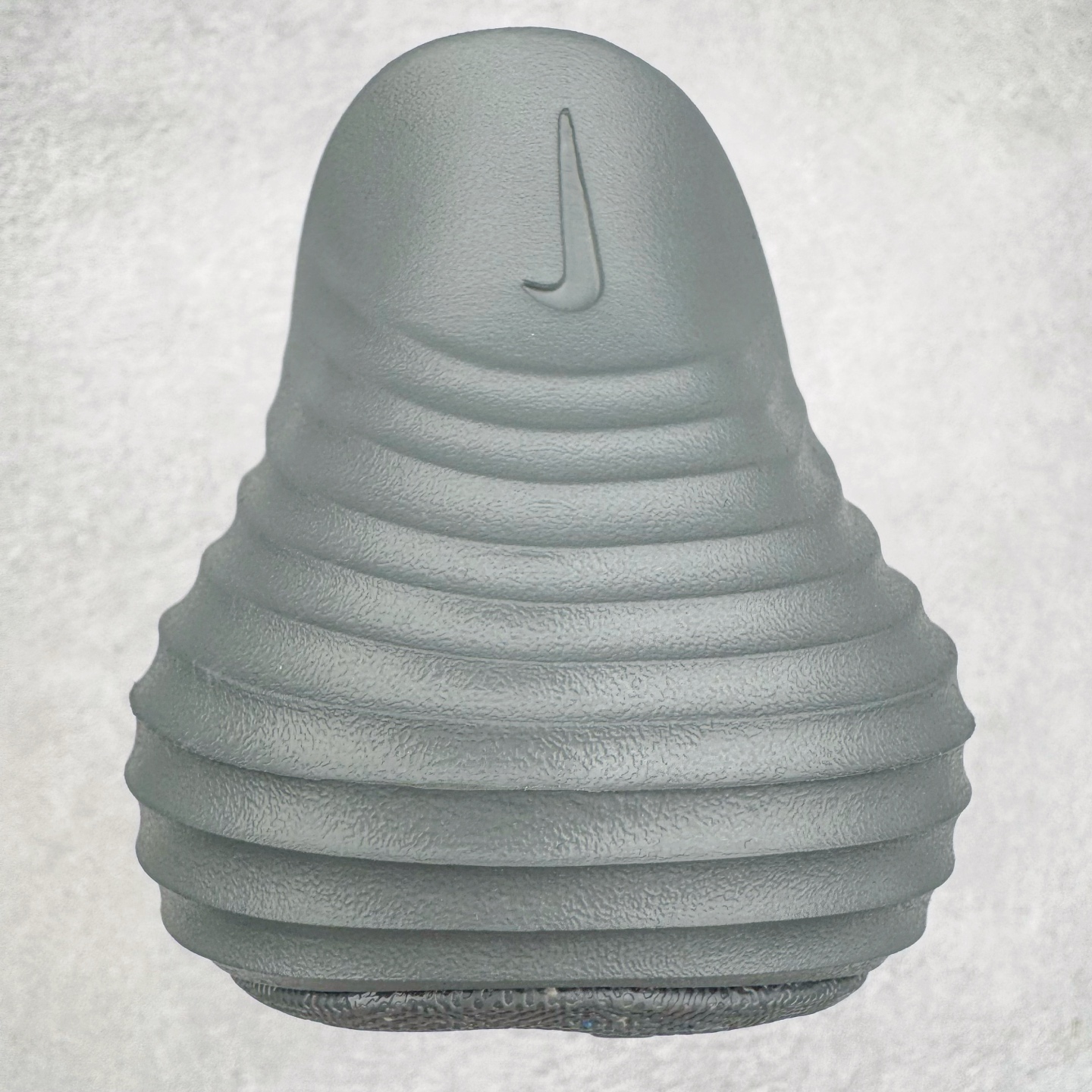 图片[8]-＃正确版 NK ReactX Rejuven8 简约舒适百搭洞洞鞋凉鞋 HV5060-002 唯一正确组合大底 组合侧面Logo 鞋头不过分上翘 后跟Logo 凹凸明显 轮廓分明 LOGO内侧钢印清晰工整 从名字就能看出，这款鞋搭载了React X缓震科技，保证了舒适的脚感和轻盈的穿着体验。设计上，这双鞋采用了近几年非常流行的洞洞鞋风格，但特别之处在于加入了波浪纹路细节，让整个鞋型看起来更有立体感，视觉上也增添了几分现代感。尺码：36 37.5 38 39 40 41 42 43 44 45 46-选品中心