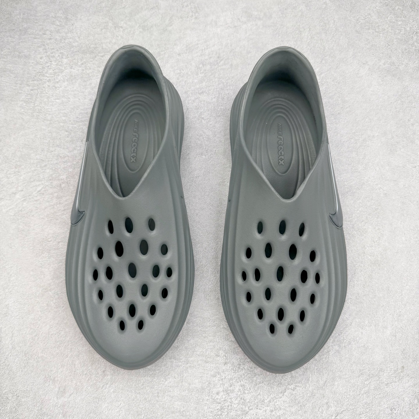 图片[2]-＃正确版 NK ReactX Rejuven8 简约舒适百搭洞洞鞋凉鞋 HV5060-002 唯一正确组合大底 组合侧面Logo 鞋头不过分上翘 后跟Logo 凹凸明显 轮廓分明 LOGO内侧钢印清晰工整 从名字就能看出，这款鞋搭载了React X缓震科技，保证了舒适的脚感和轻盈的穿着体验。设计上，这双鞋采用了近几年非常流行的洞洞鞋风格，但特别之处在于加入了波浪纹路细节，让整个鞋型看起来更有立体感，视觉上也增添了几分现代感。尺码：36 37.5 38 39 40 41 42 43 44 45 46-选品中心