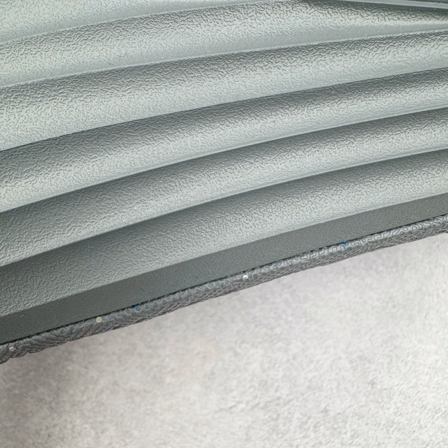 图片[15]-＃正确版 NK ReactX Rejuven8 简约舒适百搭洞洞鞋凉鞋 HV5060-002 唯一正确组合大底 组合侧面Logo 鞋头不过分上翘 后跟Logo 凹凸明显 轮廓分明 LOGO内侧钢印清晰工整 从名字就能看出，这款鞋搭载了React X缓震科技，保证了舒适的脚感和轻盈的穿着体验。设计上，这双鞋采用了近几年非常流行的洞洞鞋风格，但特别之处在于加入了波浪纹路细节，让整个鞋型看起来更有立体感，视觉上也增添了几分现代感。尺码：36 37.5 38 39 40 41 42 43 44 45 46-选品中心