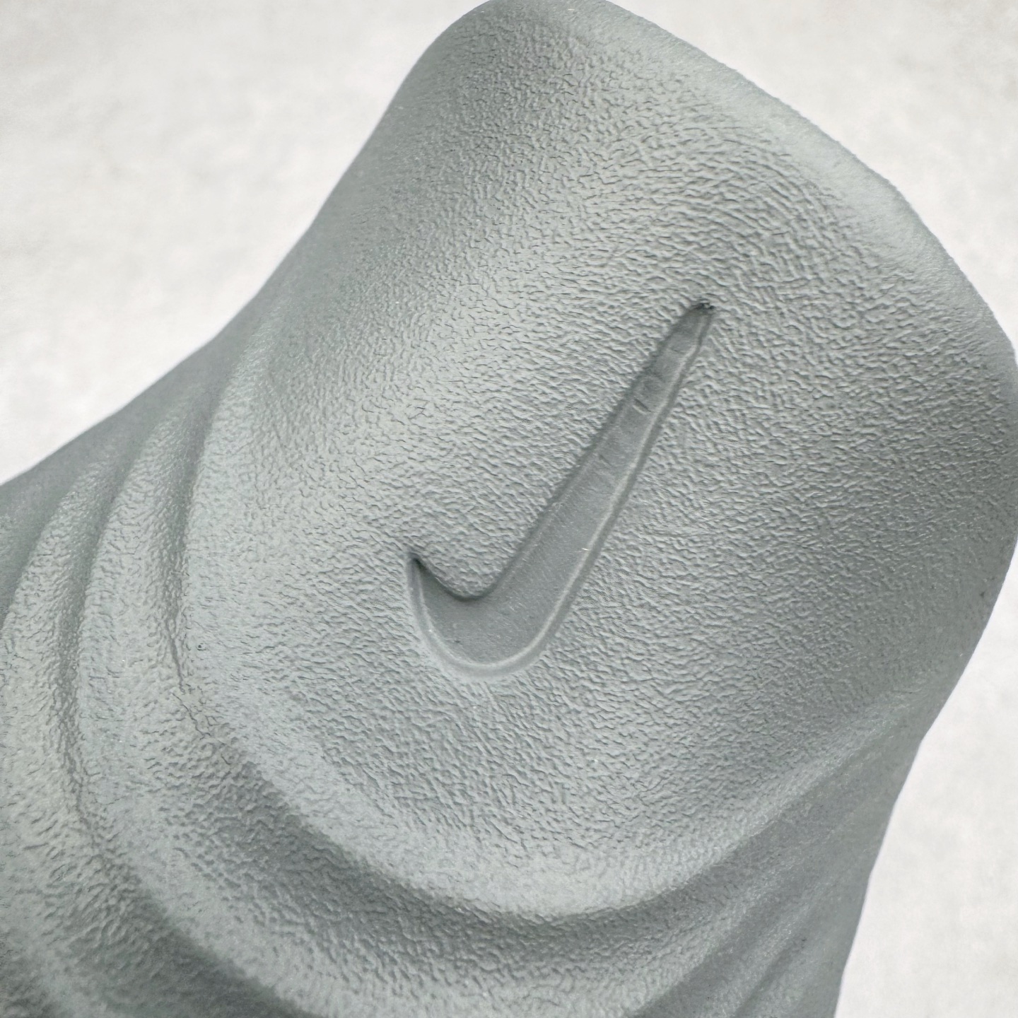 图片[10]-＃正确版 NK ReactX Rejuven8 简约舒适百搭洞洞鞋凉鞋 HV5060-002 唯一正确组合大底 组合侧面Logo 鞋头不过分上翘 后跟Logo 凹凸明显 轮廓分明 LOGO内侧钢印清晰工整 从名字就能看出，这款鞋搭载了React X缓震科技，保证了舒适的脚感和轻盈的穿着体验。设计上，这双鞋采用了近几年非常流行的洞洞鞋风格，但特别之处在于加入了波浪纹路细节，让整个鞋型看起来更有立体感，视觉上也增添了几分现代感。尺码：36 37.5 38 39 40 41 42 43 44 45 46-选品中心