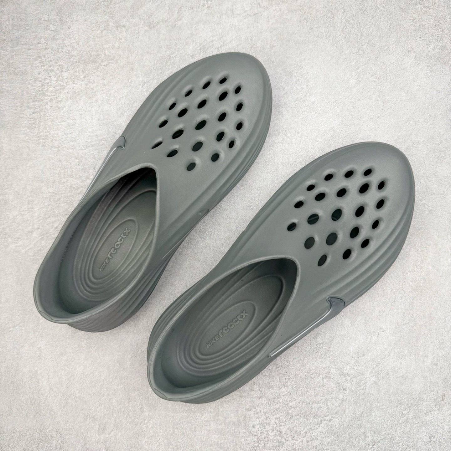 图片[3]-＃正确版 NK ReactX Rejuven8 简约舒适百搭洞洞鞋凉鞋 HV5060-002 唯一正确组合大底 组合侧面Logo 鞋头不过分上翘 后跟Logo 凹凸明显 轮廓分明 LOGO内侧钢印清晰工整 从名字就能看出，这款鞋搭载了React X缓震科技，保证了舒适的脚感和轻盈的穿着体验。设计上，这双鞋采用了近几年非常流行的洞洞鞋风格，但特别之处在于加入了波浪纹路细节，让整个鞋型看起来更有立体感，视觉上也增添了几分现代感。尺码：36 37.5 38 39 40 41 42 43 44 45 46-选品中心