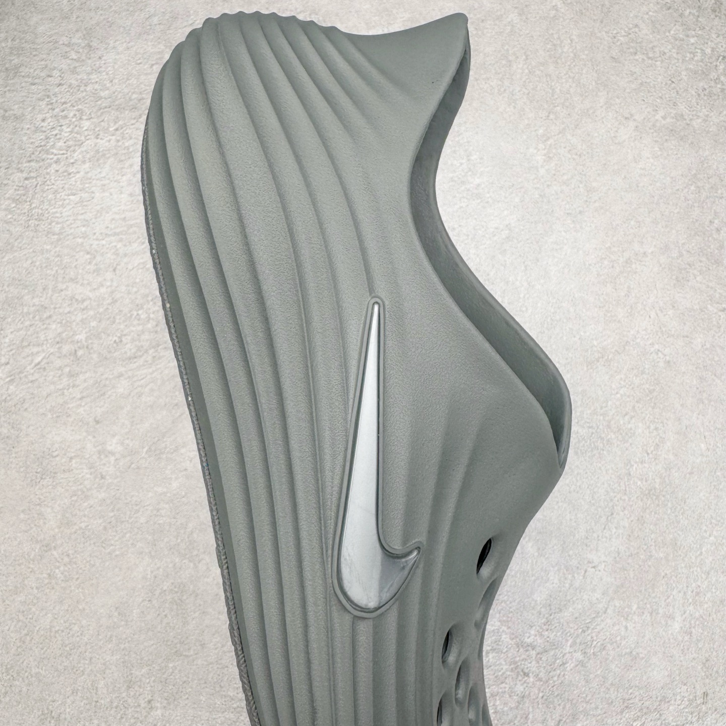 图片[6]-＃正确版 NK ReactX Rejuven8 简约舒适百搭洞洞鞋凉鞋 HV5060-002 唯一正确组合大底 组合侧面Logo 鞋头不过分上翘 后跟Logo 凹凸明显 轮廓分明 LOGO内侧钢印清晰工整 从名字就能看出，这款鞋搭载了React X缓震科技，保证了舒适的脚感和轻盈的穿着体验。设计上，这双鞋采用了近几年非常流行的洞洞鞋风格，但特别之处在于加入了波浪纹路细节，让整个鞋型看起来更有立体感，视觉上也增添了几分现代感。尺码：36 37.5 38 39 40 41 42 43 44 45 46-选品中心