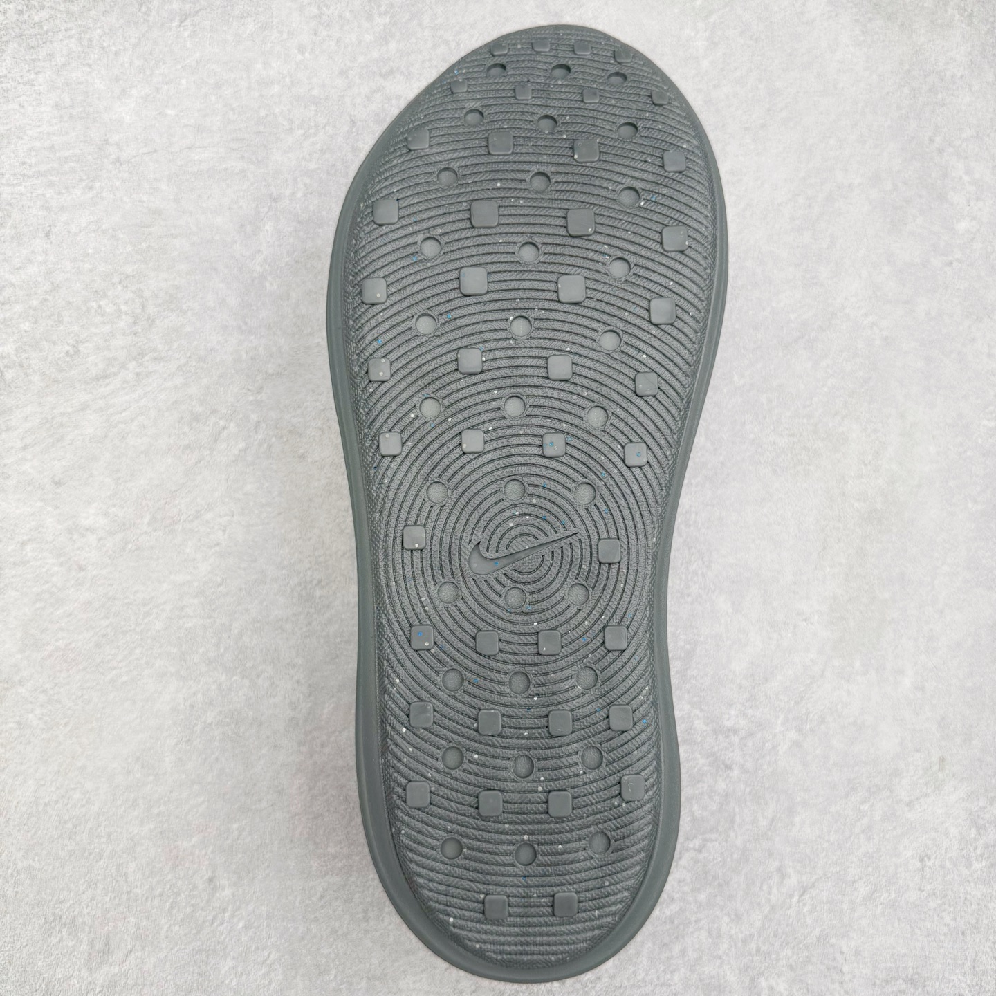 图片[9]-＃正确版 NK ReactX Rejuven8 简约舒适百搭洞洞鞋凉鞋 HV5060-002 唯一正确组合大底 组合侧面Logo 鞋头不过分上翘 后跟Logo 凹凸明显 轮廓分明 LOGO内侧钢印清晰工整 从名字就能看出，这款鞋搭载了React X缓震科技，保证了舒适的脚感和轻盈的穿着体验。设计上，这双鞋采用了近几年非常流行的洞洞鞋风格，但特别之处在于加入了波浪纹路细节，让整个鞋型看起来更有立体感，视觉上也增添了几分现代感。尺码：36 37.5 38 39 40 41 42 43 44 45 46-选品中心