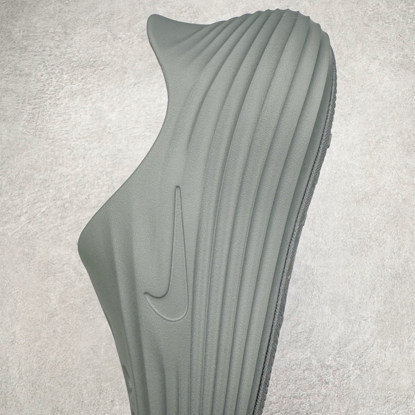 图片[7]-＃正确版 NK ReactX Rejuven8 简约舒适百搭洞洞鞋凉鞋 HV5060-002 唯一正确组合大底 组合侧面Logo 鞋头不过分上翘 后跟Logo 凹凸明显 轮廓分明 LOGO内侧钢印清晰工整 从名字就能看出，这款鞋搭载了React X缓震科技，保证了舒适的脚感和轻盈的穿着体验。设计上，这双鞋采用了近几年非常流行的洞洞鞋风格，但特别之处在于加入了波浪纹路细节，让整个鞋型看起来更有立体感，视觉上也增添了几分现代感。尺码：36 37.5 38 39 40 41 42 43 44 45 46-选品中心