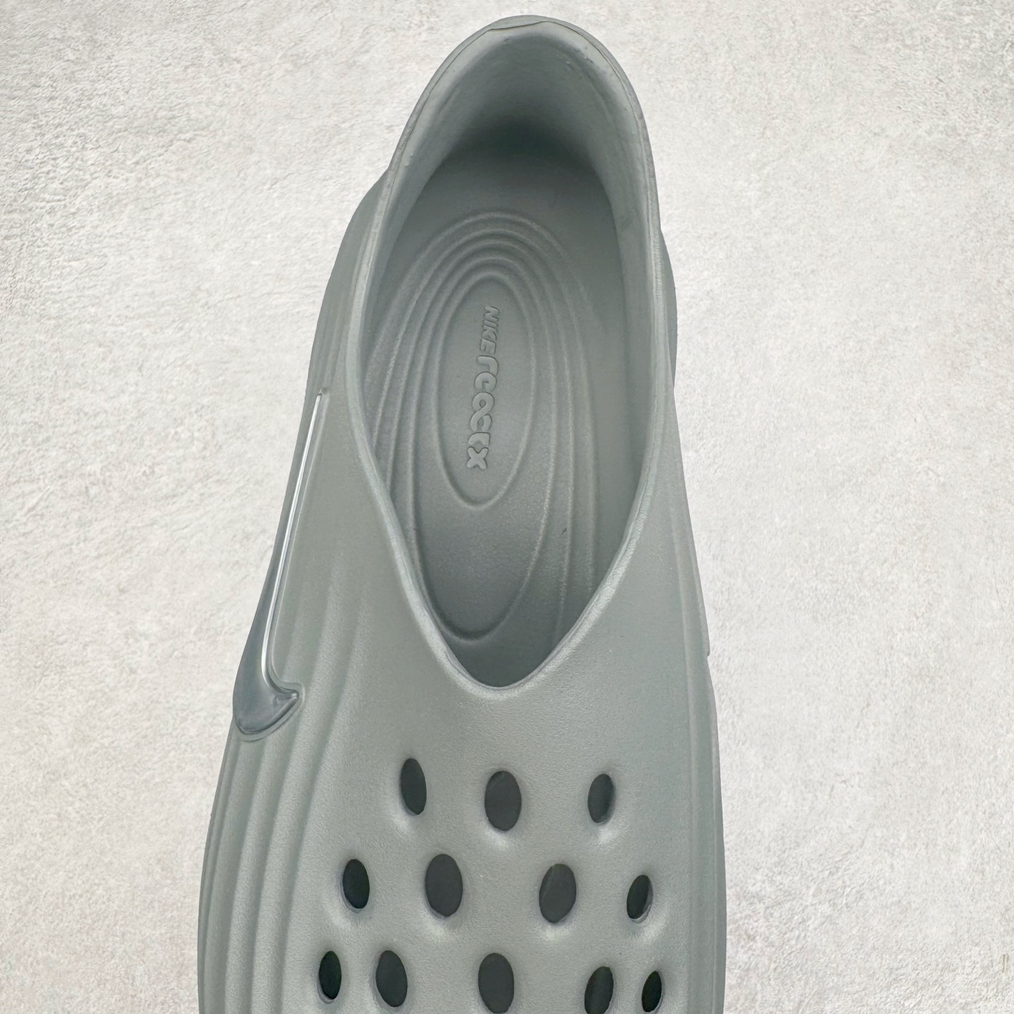 图片[5]-＃正确版 NK ReactX Rejuven8 简约舒适百搭洞洞鞋凉鞋 HV5060-002 唯一正确组合大底 组合侧面Logo 鞋头不过分上翘 后跟Logo 凹凸明显 轮廓分明 LOGO内侧钢印清晰工整 从名字就能看出，这款鞋搭载了React X缓震科技，保证了舒适的脚感和轻盈的穿着体验。设计上，这双鞋采用了近几年非常流行的洞洞鞋风格，但特别之处在于加入了波浪纹路细节，让整个鞋型看起来更有立体感，视觉上也增添了几分现代感。尺码：36 37.5 38 39 40 41 42 43 44 45 46-选品中心