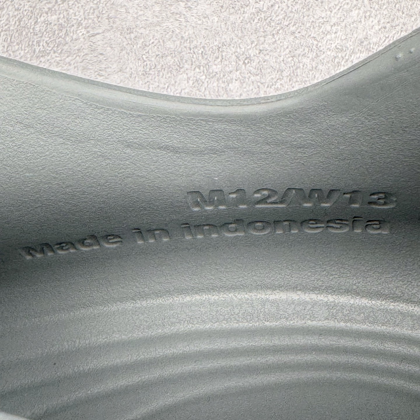 图片[11]-＃正确版 NK ReactX Rejuven8 简约舒适百搭洞洞鞋凉鞋 HV5060-002 唯一正确组合大底 组合侧面Logo 鞋头不过分上翘 后跟Logo 凹凸明显 轮廓分明 LOGO内侧钢印清晰工整 从名字就能看出，这款鞋搭载了React X缓震科技，保证了舒适的脚感和轻盈的穿着体验。设计上，这双鞋采用了近几年非常流行的洞洞鞋风格，但特别之处在于加入了波浪纹路细节，让整个鞋型看起来更有立体感，视觉上也增添了几分现代感。尺码：36 37.5 38 39 40 41 42 43 44 45 46-选品中心