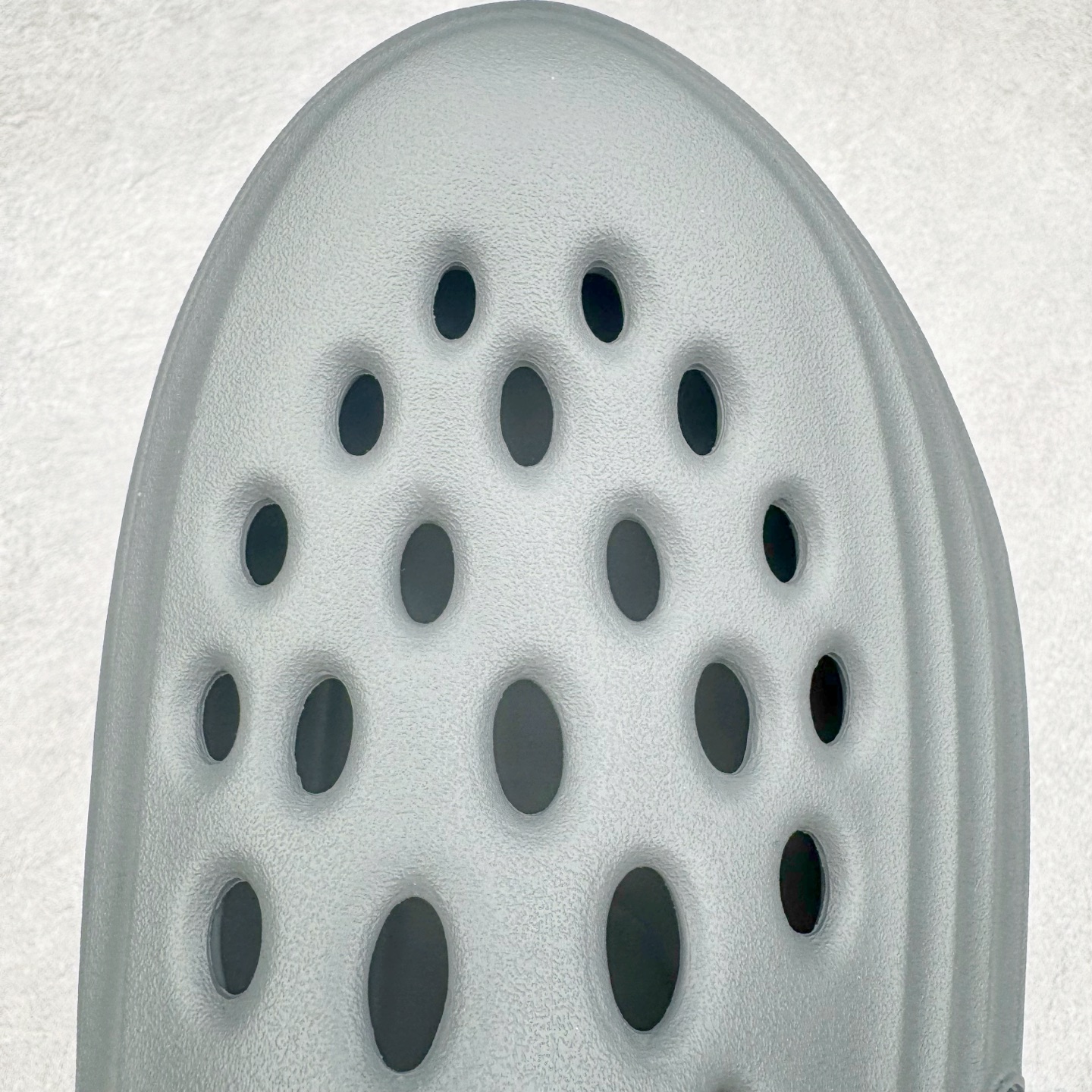 图片[13]-＃正确版 NK ReactX Rejuven8 简约舒适百搭洞洞鞋凉鞋 HV5060-002 唯一正确组合大底 组合侧面Logo 鞋头不过分上翘 后跟Logo 凹凸明显 轮廓分明 LOGO内侧钢印清晰工整 从名字就能看出，这款鞋搭载了React X缓震科技，保证了舒适的脚感和轻盈的穿着体验。设计上，这双鞋采用了近几年非常流行的洞洞鞋风格，但特别之处在于加入了波浪纹路细节，让整个鞋型看起来更有立体感，视觉上也增添了几分现代感。尺码：36 37.5 38 39 40 41 42 43 44 45 46-选品中心