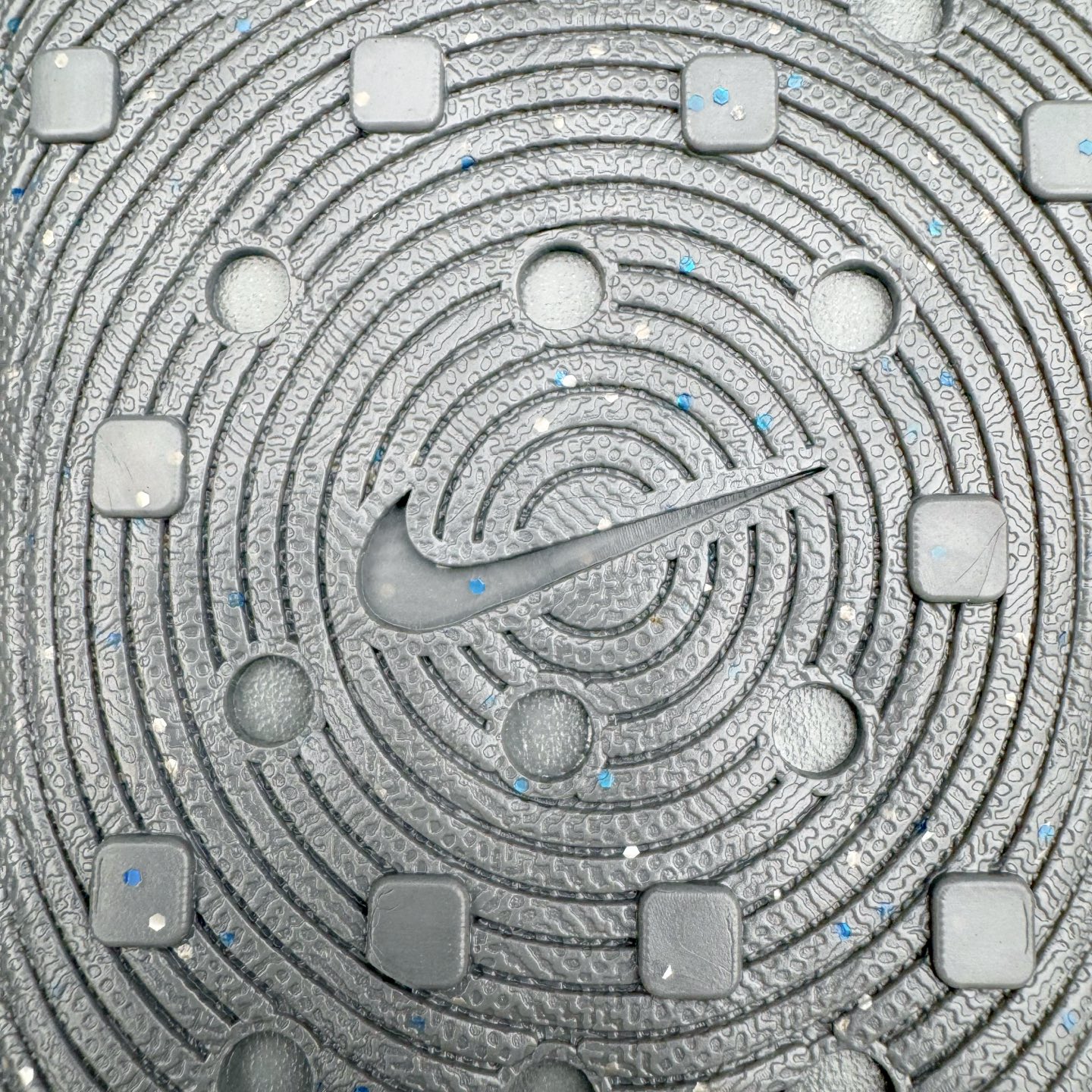 图片[16]-＃正确版 NK ReactX Rejuven8 简约舒适百搭洞洞鞋凉鞋 HV5060-002 唯一正确组合大底 组合侧面Logo 鞋头不过分上翘 后跟Logo 凹凸明显 轮廓分明 LOGO内侧钢印清晰工整 从名字就能看出，这款鞋搭载了React X缓震科技，保证了舒适的脚感和轻盈的穿着体验。设计上，这双鞋采用了近几年非常流行的洞洞鞋风格，但特别之处在于加入了波浪纹路细节，让整个鞋型看起来更有立体感，视觉上也增添了几分现代感。尺码：36 37.5 38 39 40 41 42 43 44 45 46-选品中心