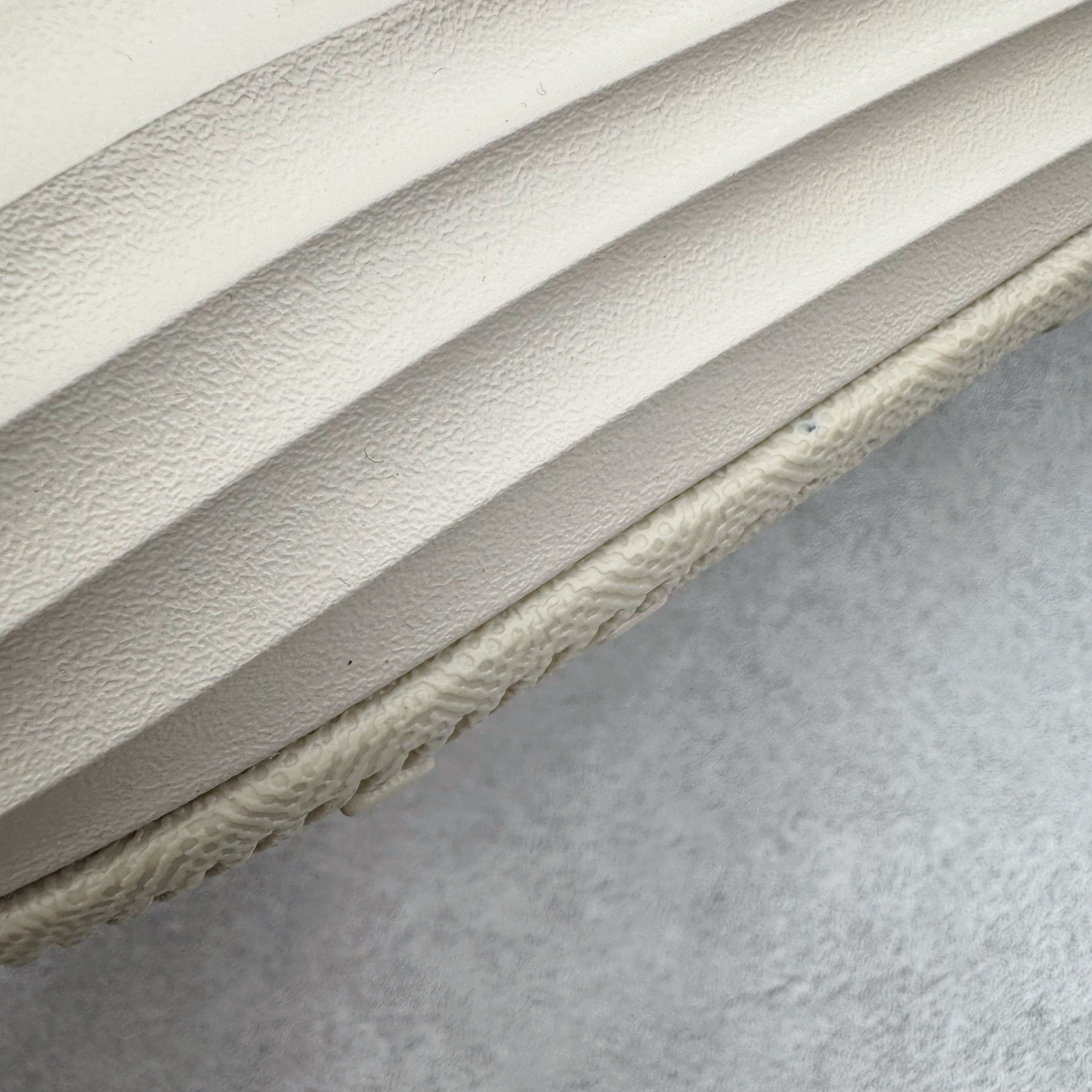 图片[14]-＃正确版 NK ReactX Rejuven8 简约舒适百搭洞洞鞋凉鞋 HV5060-100 唯一正确组合大底 组合侧面Logo 鞋头不过分上翘 后跟Logo 凹凸明显 轮廓分明 LOGO内侧钢印清晰工整 从名字就能看出，这款鞋搭载了React X缓震科技，保证了舒适的脚感和轻盈的穿着体验。设计上，这双鞋采用了近几年非常流行的洞洞鞋风格，但特别之处在于加入了波浪纹路细节，让整个鞋型看起来更有立体感，视觉上也增添了几分现代感。尺码：36 37.5 38 39 40 41 42 43 44 45 46-选品中心