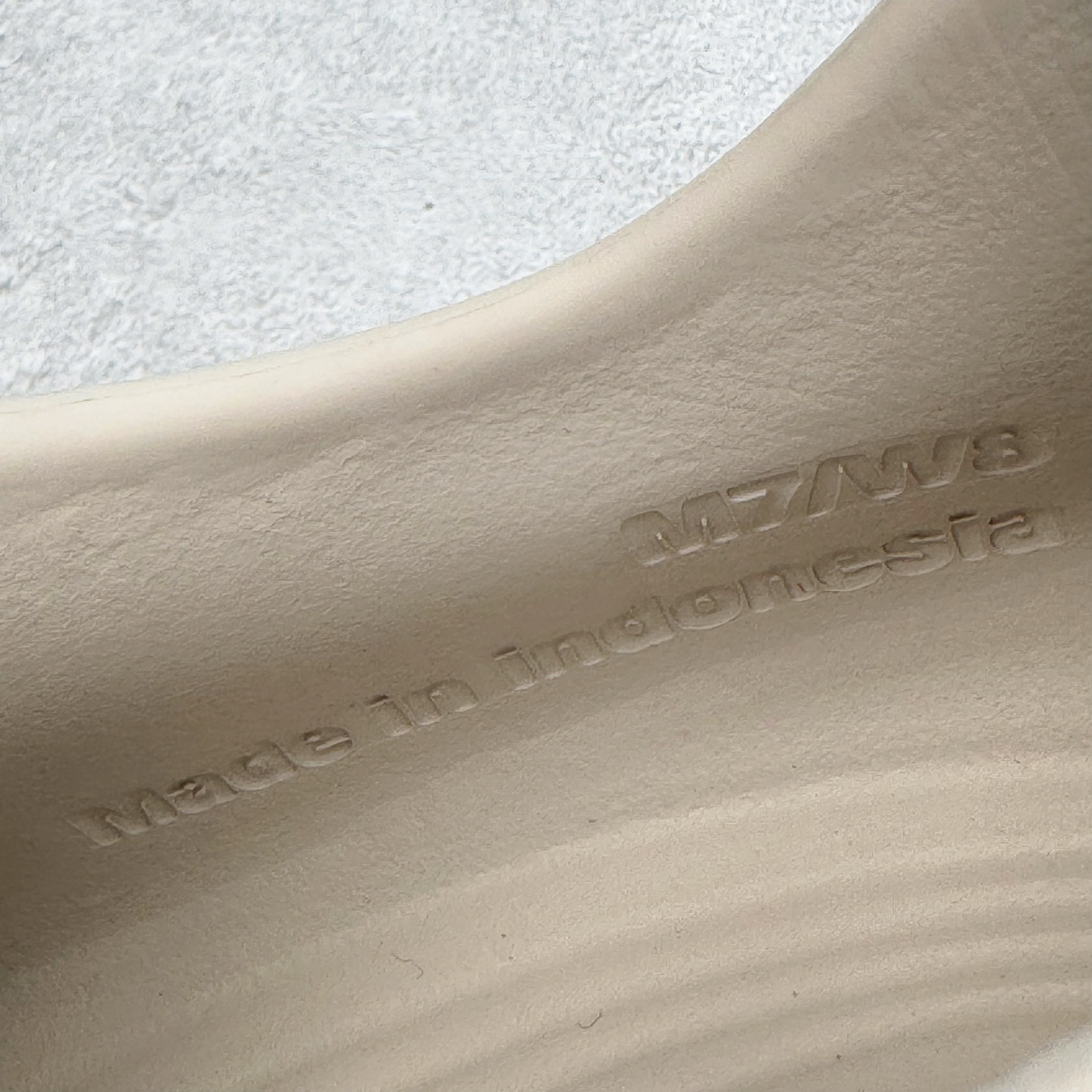 图片[10]-＃正确版 NK ReactX Rejuven8 简约舒适百搭洞洞鞋凉鞋 HV5060-100 唯一正确组合大底 组合侧面Logo 鞋头不过分上翘 后跟Logo 凹凸明显 轮廓分明 LOGO内侧钢印清晰工整 从名字就能看出，这款鞋搭载了React X缓震科技，保证了舒适的脚感和轻盈的穿着体验。设计上，这双鞋采用了近几年非常流行的洞洞鞋风格，但特别之处在于加入了波浪纹路细节，让整个鞋型看起来更有立体感，视觉上也增添了几分现代感。尺码：36 37.5 38 39 40 41 42 43 44 45 46-选品中心