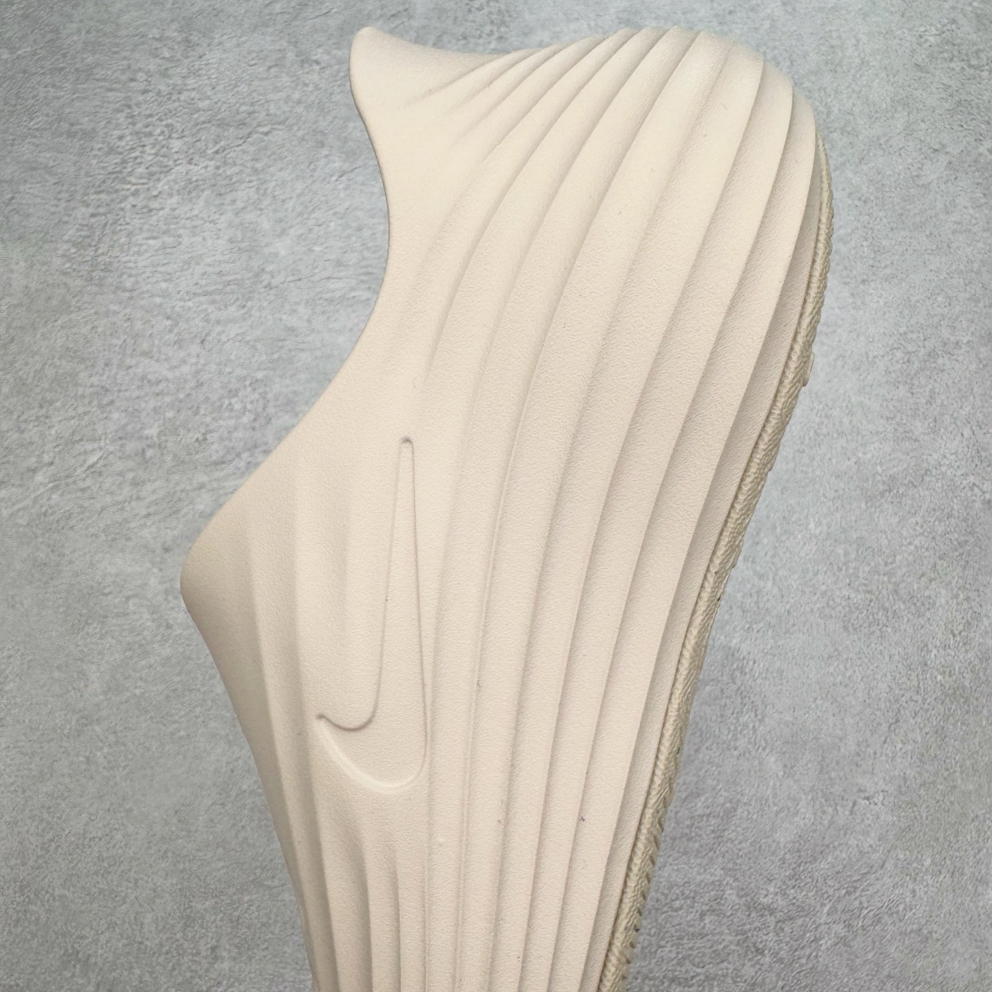 图片[7]-＃正确版 NK ReactX Rejuven8 简约舒适百搭洞洞鞋凉鞋 HV5060-100 唯一正确组合大底 组合侧面Logo 鞋头不过分上翘 后跟Logo 凹凸明显 轮廓分明 LOGO内侧钢印清晰工整 从名字就能看出，这款鞋搭载了React X缓震科技，保证了舒适的脚感和轻盈的穿着体验。设计上，这双鞋采用了近几年非常流行的洞洞鞋风格，但特别之处在于加入了波浪纹路细节，让整个鞋型看起来更有立体感，视觉上也增添了几分现代感。尺码：36 37.5 38 39 40 41 42 43 44 45 46-选品中心