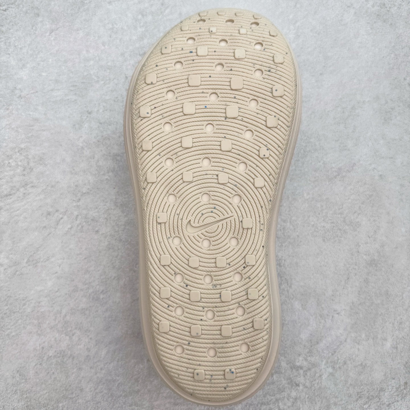 图片[9]-＃正确版 NK ReactX Rejuven8 简约舒适百搭洞洞鞋凉鞋 HV5060-100 唯一正确组合大底 组合侧面Logo 鞋头不过分上翘 后跟Logo 凹凸明显 轮廓分明 LOGO内侧钢印清晰工整 从名字就能看出，这款鞋搭载了React X缓震科技，保证了舒适的脚感和轻盈的穿着体验。设计上，这双鞋采用了近几年非常流行的洞洞鞋风格，但特别之处在于加入了波浪纹路细节，让整个鞋型看起来更有立体感，视觉上也增添了几分现代感。尺码：36 37.5 38 39 40 41 42 43 44 45 46-选品中心