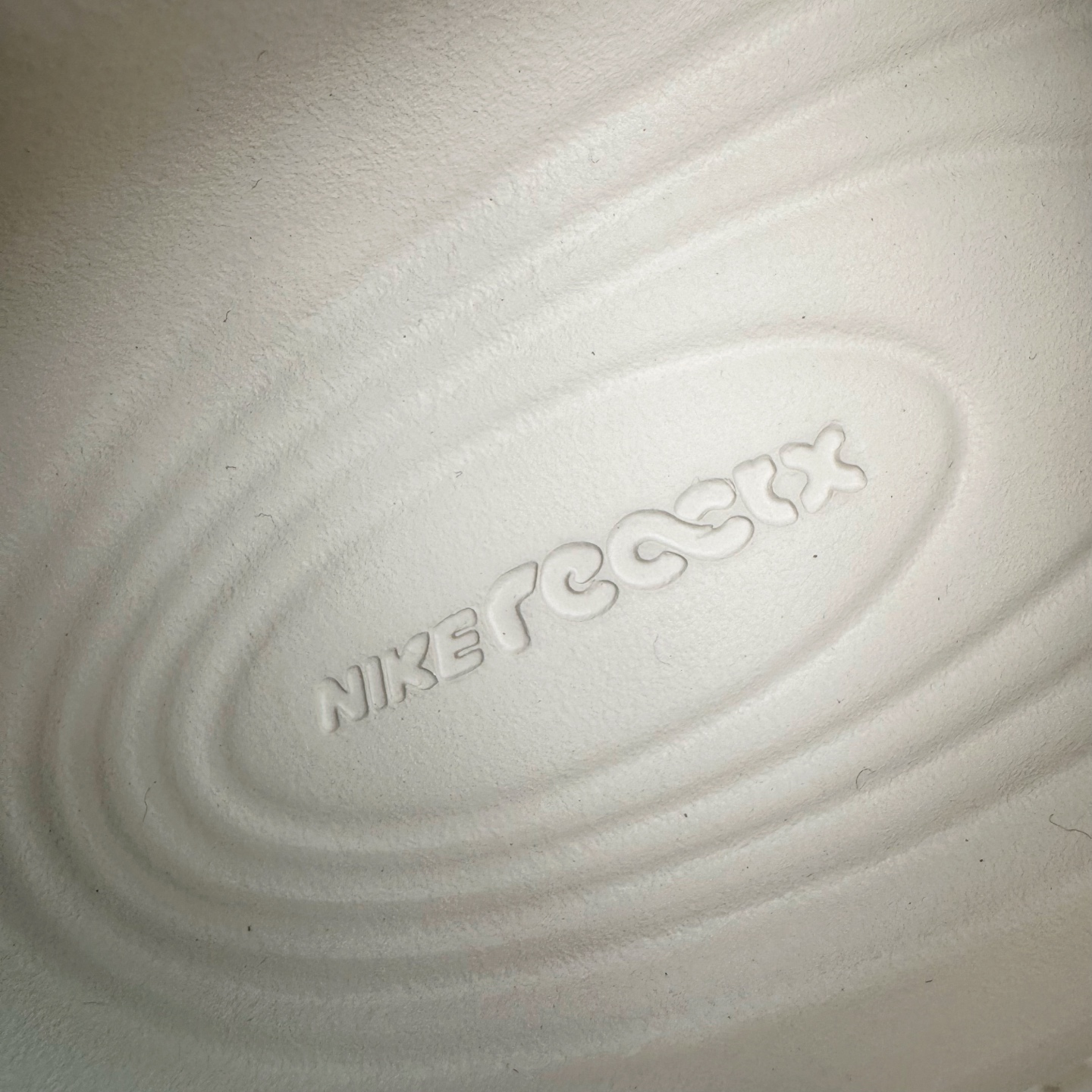 图片[11]-＃正确版 NK ReactX Rejuven8 简约舒适百搭洞洞鞋凉鞋 HV5060-100 唯一正确组合大底 组合侧面Logo 鞋头不过分上翘 后跟Logo 凹凸明显 轮廓分明 LOGO内侧钢印清晰工整 从名字就能看出，这款鞋搭载了React X缓震科技，保证了舒适的脚感和轻盈的穿着体验。设计上，这双鞋采用了近几年非常流行的洞洞鞋风格，但特别之处在于加入了波浪纹路细节，让整个鞋型看起来更有立体感，视觉上也增添了几分现代感。尺码：36 37.5 38 39 40 41 42 43 44 45 46-选品中心