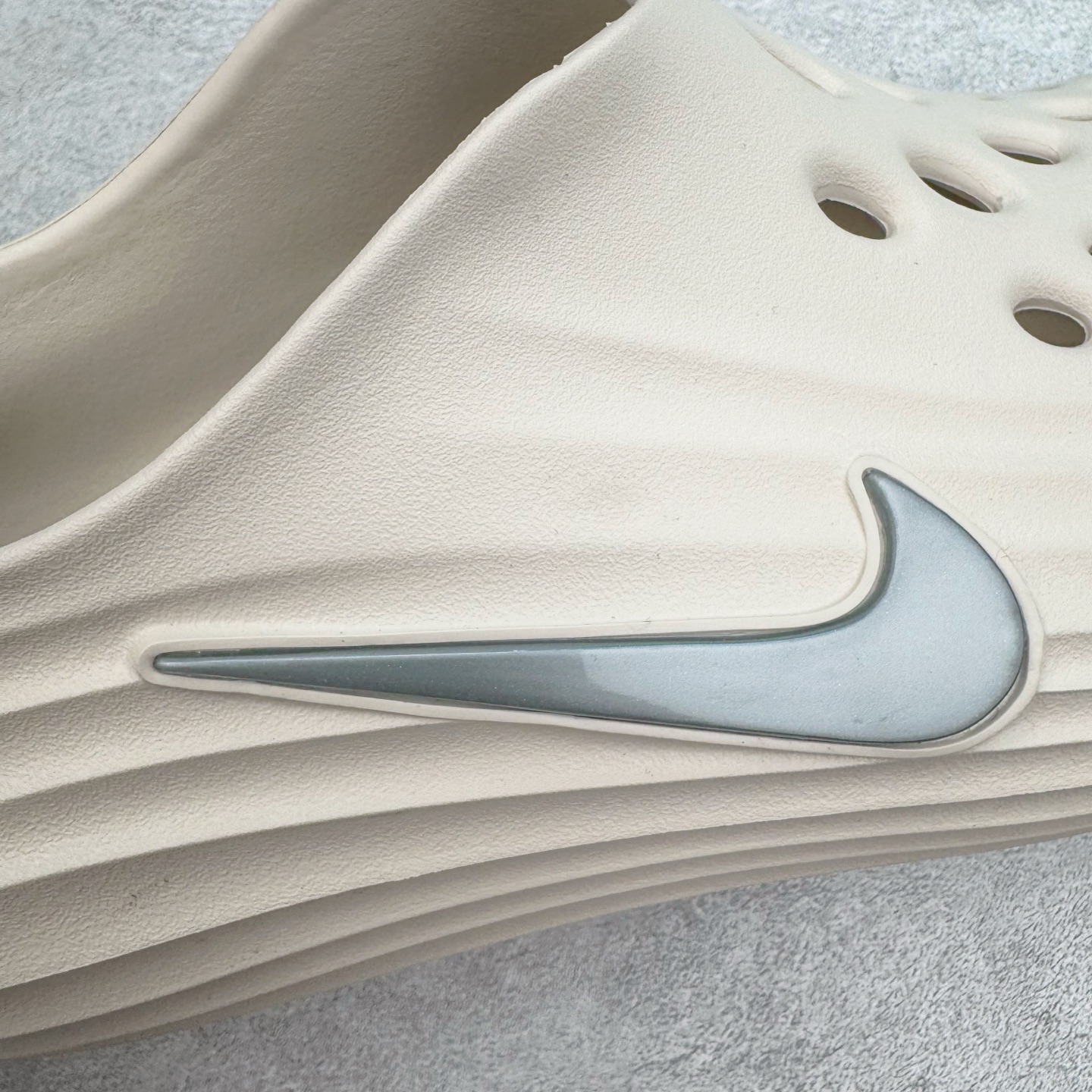 图片[12]-＃正确版 NK ReactX Rejuven8 简约舒适百搭洞洞鞋凉鞋 HV5060-100 唯一正确组合大底 组合侧面Logo 鞋头不过分上翘 后跟Logo 凹凸明显 轮廓分明 LOGO内侧钢印清晰工整 从名字就能看出，这款鞋搭载了React X缓震科技，保证了舒适的脚感和轻盈的穿着体验。设计上，这双鞋采用了近几年非常流行的洞洞鞋风格，但特别之处在于加入了波浪纹路细节，让整个鞋型看起来更有立体感，视觉上也增添了几分现代感。尺码：36 37.5 38 39 40 41 42 43 44 45 46-选品中心