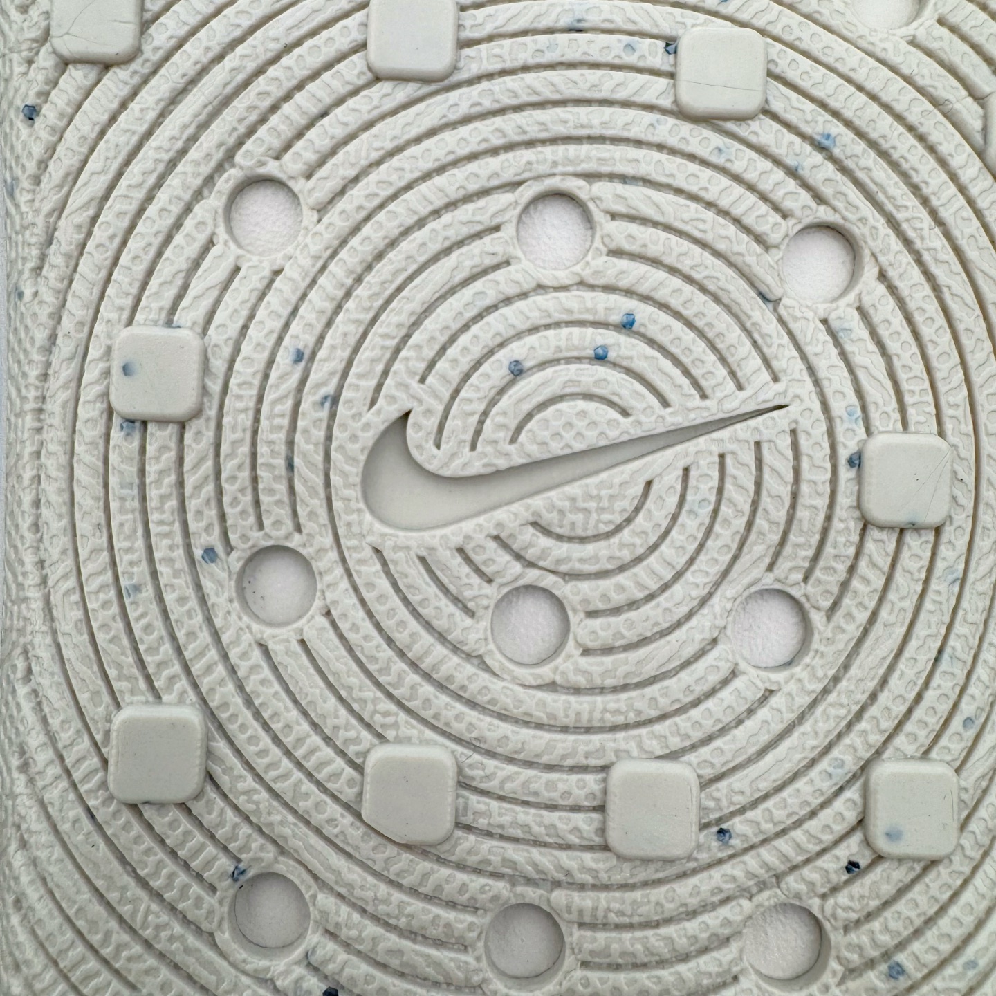 图片[13]-＃正确版 NK ReactX Rejuven8 简约舒适百搭洞洞鞋凉鞋 HV5060-100 唯一正确组合大底 组合侧面Logo 鞋头不过分上翘 后跟Logo 凹凸明显 轮廓分明 LOGO内侧钢印清晰工整 从名字就能看出，这款鞋搭载了React X缓震科技，保证了舒适的脚感和轻盈的穿着体验。设计上，这双鞋采用了近几年非常流行的洞洞鞋风格，但特别之处在于加入了波浪纹路细节，让整个鞋型看起来更有立体感，视觉上也增添了几分现代感。尺码：36 37.5 38 39 40 41 42 43 44 45 46-选品中心