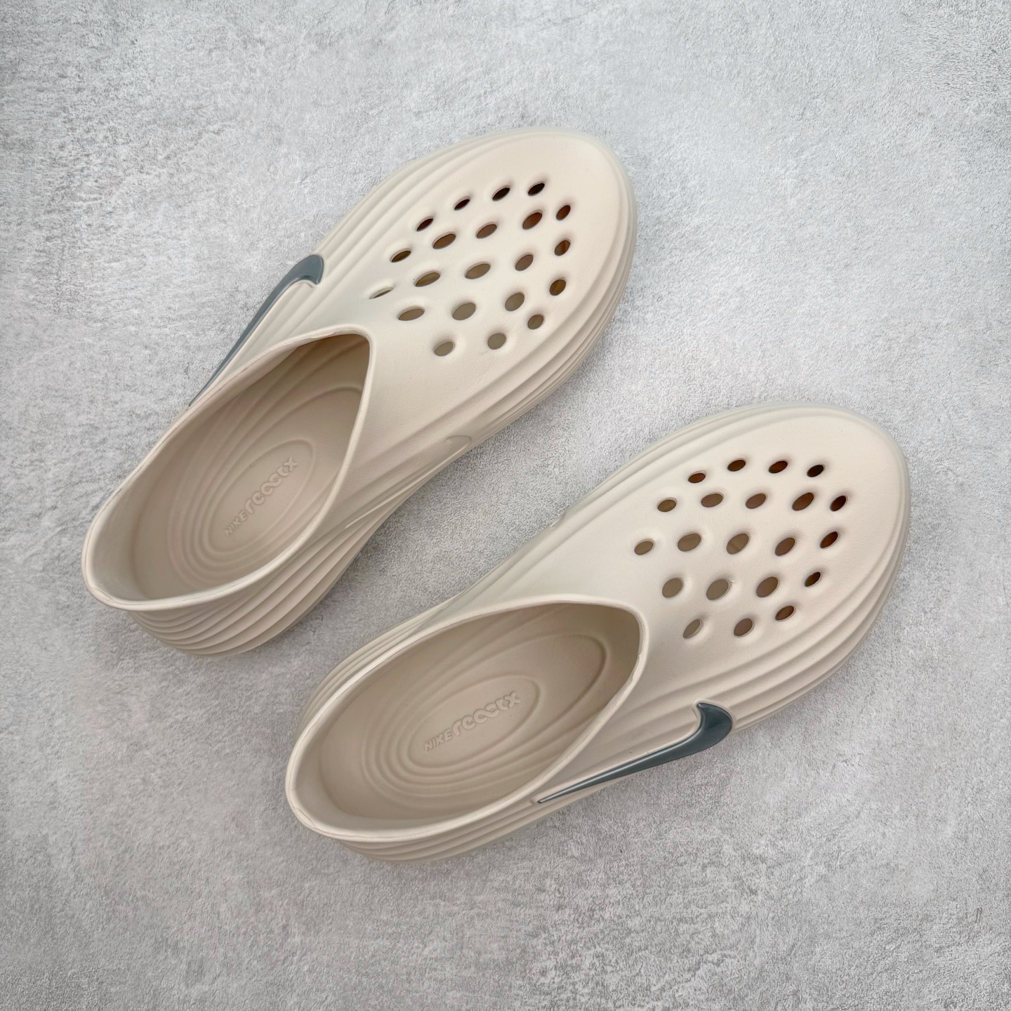 图片[3]-＃正确版 NK ReactX Rejuven8 简约舒适百搭洞洞鞋凉鞋 HV5060-100 唯一正确组合大底 组合侧面Logo 鞋头不过分上翘 后跟Logo 凹凸明显 轮廓分明 LOGO内侧钢印清晰工整 从名字就能看出，这款鞋搭载了React X缓震科技，保证了舒适的脚感和轻盈的穿着体验。设计上，这双鞋采用了近几年非常流行的洞洞鞋风格，但特别之处在于加入了波浪纹路细节，让整个鞋型看起来更有立体感，视觉上也增添了几分现代感。尺码：36 37.5 38 39 40 41 42 43 44 45 46-选品中心