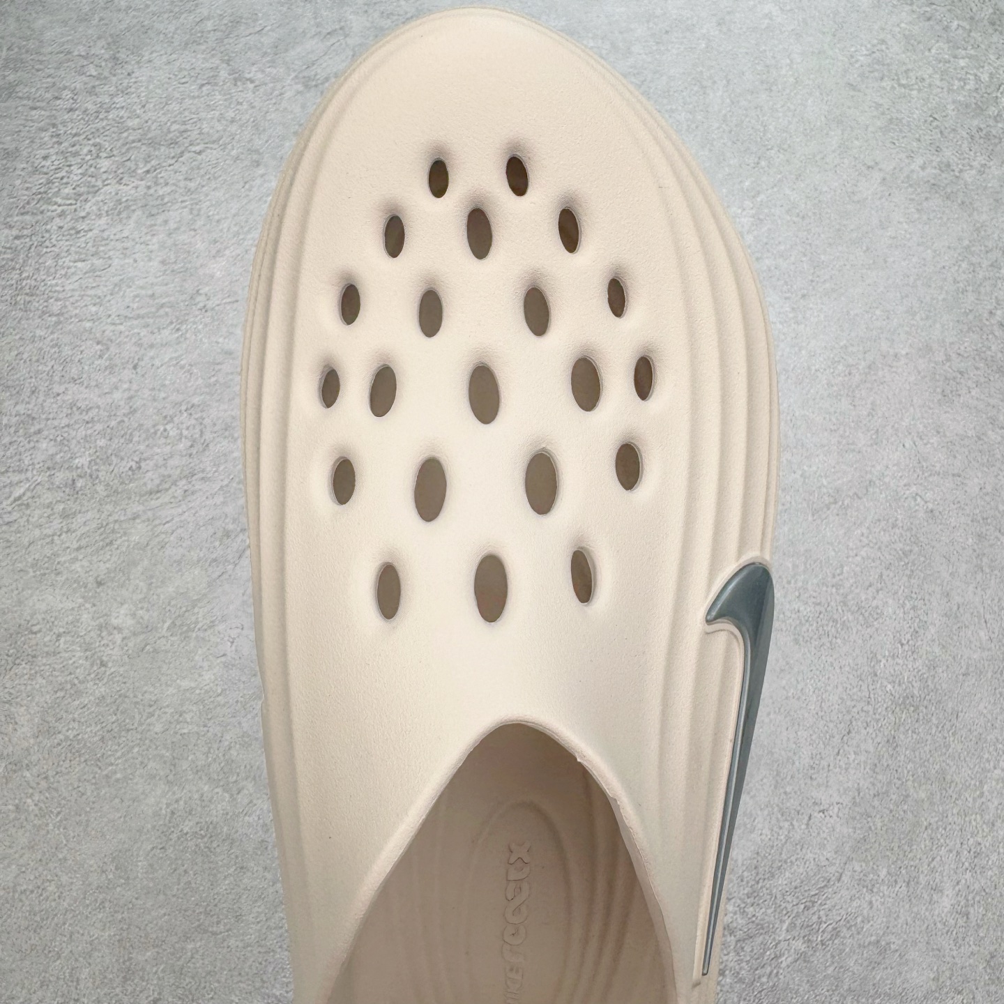 图片[4]-＃正确版 NK ReactX Rejuven8 简约舒适百搭洞洞鞋凉鞋 HV5060-100 唯一正确组合大底 组合侧面Logo 鞋头不过分上翘 后跟Logo 凹凸明显 轮廓分明 LOGO内侧钢印清晰工整 从名字就能看出，这款鞋搭载了React X缓震科技，保证了舒适的脚感和轻盈的穿着体验。设计上，这双鞋采用了近几年非常流行的洞洞鞋风格，但特别之处在于加入了波浪纹路细节，让整个鞋型看起来更有立体感，视觉上也增添了几分现代感。尺码：36 37.5 38 39 40 41 42 43 44 45 46-选品中心