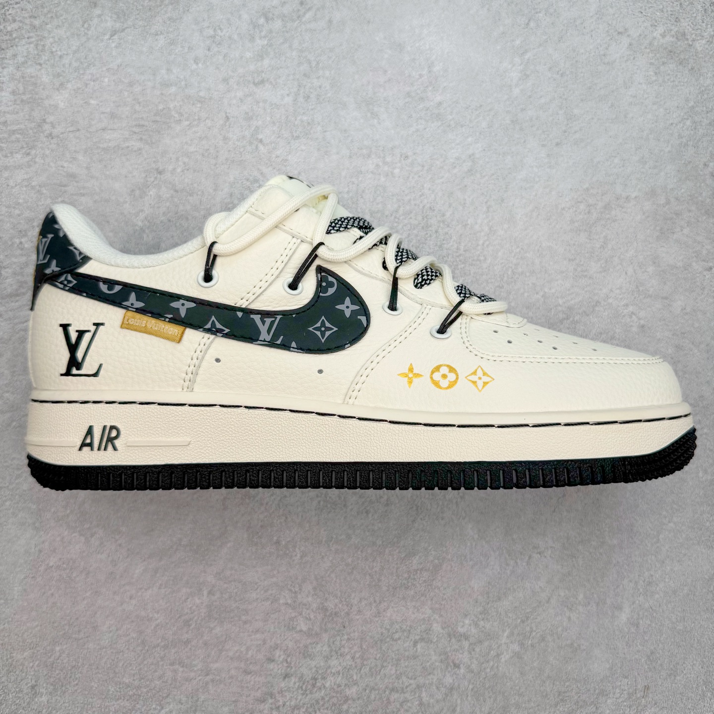 NK Air Force 1´07 Low 空军一号低帮百搭休闲运动板鞋 DM6868-061 柔软、弹性十足的缓震性能和出色的中底设计 横跨复古与现代的外型结合 造就出风靡全球 三十多年的Force 1 直到今天还深受青睐 实拍调校N版已经零色差零失真 百分百还原实物色彩所见即所得 不存在货不对板色差等低级问题 选购参考实物拍摄 不混卖不参货 只用心做好货严格选品 承诺混一赔十 尺码：36 36.5 37.5 38 38.5 39 40 40.5 41 42 42.5 43 44 44.5 45-选品中心