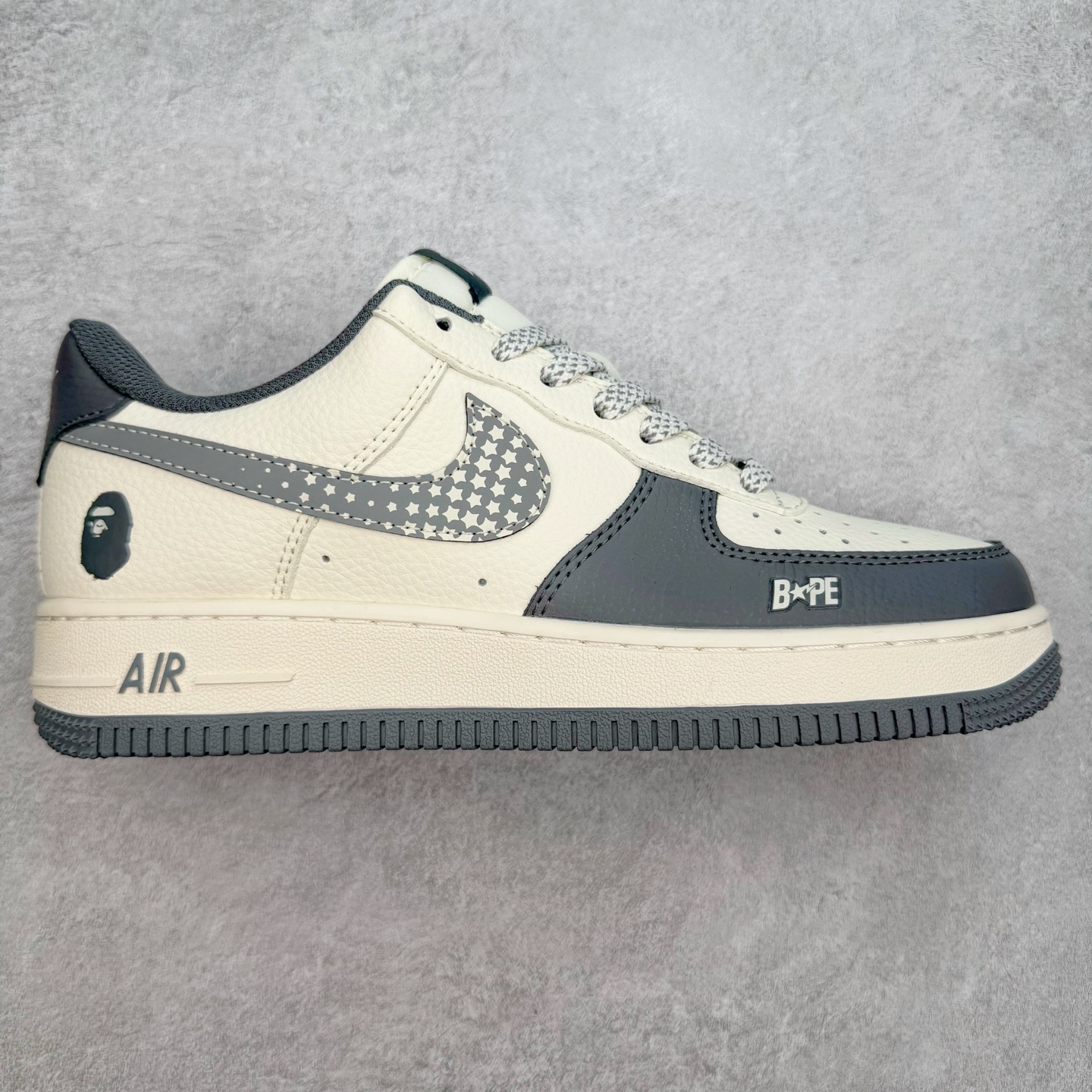 NK Air Force 1´07 Low 空军一号低帮百搭休闲运动板鞋 XS1958-570 柔软、弹性十足的缓震性能和出色的中底设计 横跨复古与现代的外型结合 造就出风靡全球 三十多年的Force 1 直到今天还深受青睐 实拍调校N版已经零色差零失真 百分百还原实物色彩所见即所得 不存在货不对板色差等低级问题 选购参考实物拍摄 不混卖不参货 只用心做好货严格选品 承诺混一赔十 尺码：36 36.5 37.5 38 38.5 39 40 40.5 41 42 42.5 43 44 44.5 45-选品中心