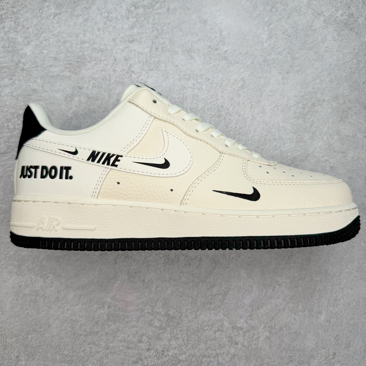 NK Air Force 1´07 Low 空军一号低帮百搭休闲运动板鞋 DF0188-054 柔软、弹性十足的缓震性能和出色的中底设计 横跨复古与现代的外型结合 造就出风靡全球 三十多年的Force 1 直到今天还深受青睐 实拍调校N版已经零色差零失真 百分百还原实物色彩所见即所得 不存在货不对板色差等低级问题 选购参考实物拍摄 不混卖不参货 只用心做好货严格选品 承诺混一赔十 尺码：36 36.5 37.5 38 38.5 39 40 40.5 41 42 42.5 43 44 44.5 45-选品中心