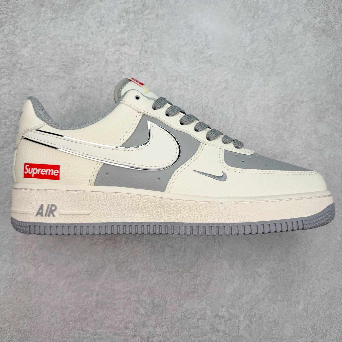 NK Air Force 1´07 Low 空军一号低帮百搭休闲运动板鞋 HH7518-058 柔软、弹性十足的缓震性能和出色的中底设计 横跨复古与现代的外型结合 造就出风靡全球 三十多年的Force 1 直到今天还深受青睐 实拍调校N版已经零色差零失真 百分百还原实物色彩所见即所得 不存在货不对板色差等低级问题 选购参考实物拍摄 不混卖不参货 只用心做好货严格选品 承诺混一赔十 尺码：36 36.5 37.5 38 38.5 39 40 40.5 41 42 42.5 43 44 44.5 45-选品中心