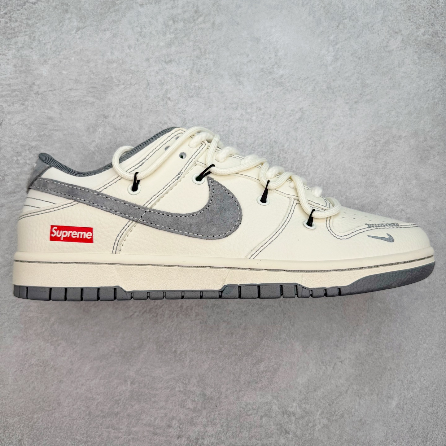 NK Dunk Low 定制配色 BB8675-109 大厂出品 极力推荐 原装头层材料 独家版型蒸餾加工帶來的是更好的视觉和脚感体验大厂纯原品质出货 清洁度 电绣工艺 皮料切割干净无任何毛边 细节完美 实拍调校N版已经零色差零失真 百分百还原实物色彩所见即所得 不存在货不对板色差等低级问题 选购参考实物拍摄 不混卖不参货 只用心做好货严格选品 承诺混一赔十 尺码：36 36.5 37.5 38 38.5 39 40 40.5 41 42 42.5 43 44 44.5 45-选品中心