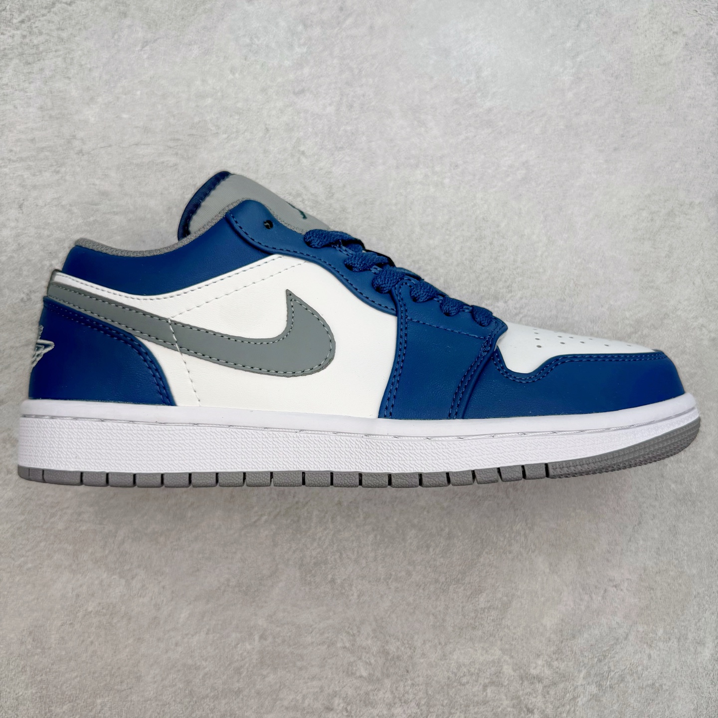＃福利特价 Air Jordan AJ1 Low 低帮系列 百分百全新货品 零氧化发霉 给足利润空间操作 超乎所想的高性价比 原装楦头纸板开发 完美鞋型 超高清洁度 鞋型不臃肿别扭 原厂内置全掌气垫 A模大底 鞋舌AJ原厂专用牛津布 AJ专用反口珍珠布 原厂无杂质高弹内里海棉 特殊封边弹力鞋带 原鞋开模 拒绝公底 购置公司同步原材料 都有细节原汁原味 忠于原版 尺码：36 36.5 37.5 38 38.5 39 40 40.5 41 42 42.5 43 44 44.5 45 46-选品中心