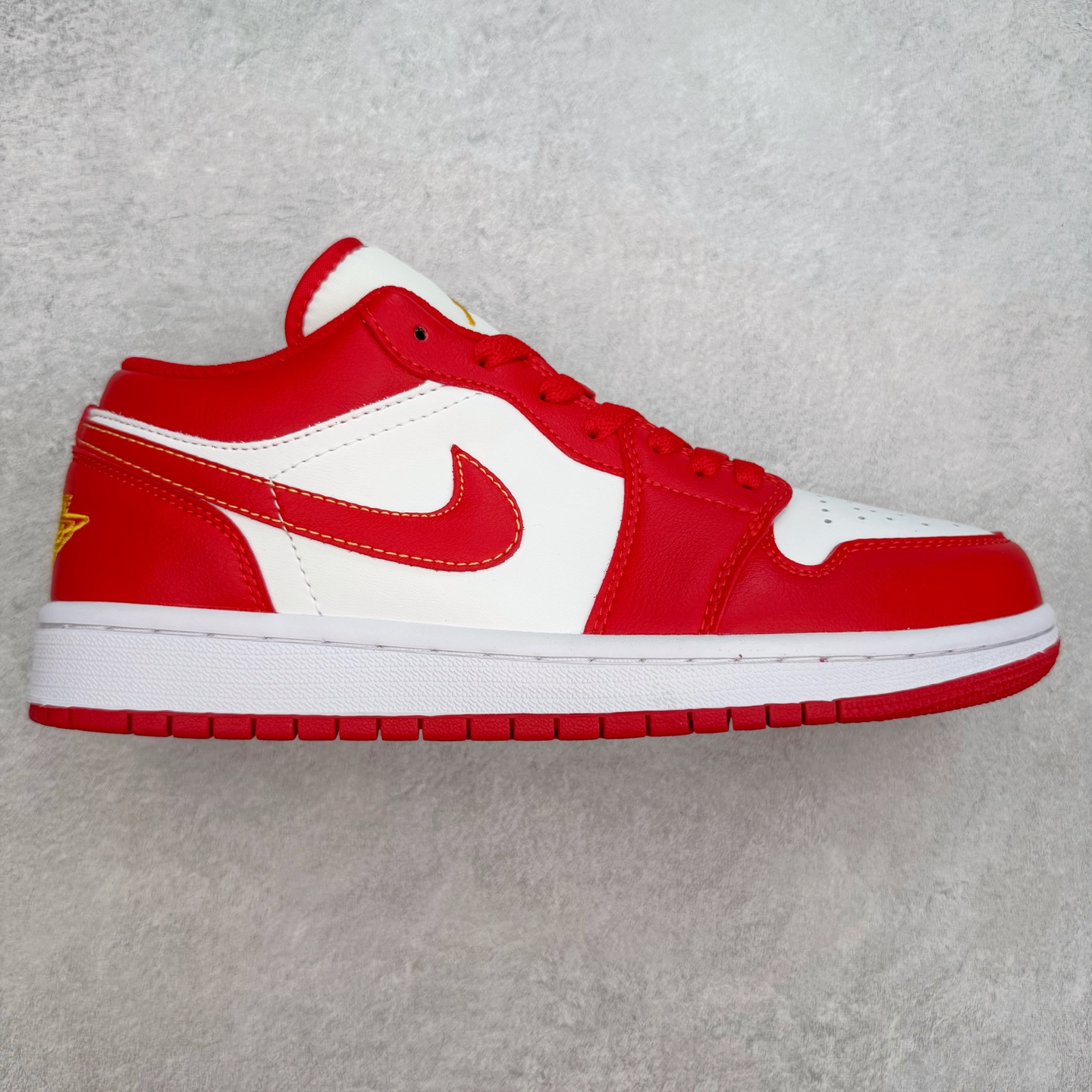 ＃福利特价 Air Jordan AJ1 Low 低帮系列 百分百全新货品 零氧化发霉 给足利润空间操作 超乎所想的高性价比 原装楦头纸板开发 完美鞋型 超高清洁度 鞋型不臃肿别扭 原厂内置全掌气垫 A模大底 鞋舌AJ原厂专用牛津布 AJ专用反口珍珠布 原厂无杂质高弹内里海棉 特殊封边弹力鞋带 原鞋开模 拒绝公底 购置公司同步原材料 都有细节原汁原味 忠于原版 尺码：36 36.5 37.5 38 38.5 39 40 40.5 41 42 42.5 43 44 44.5 45 46-选品中心