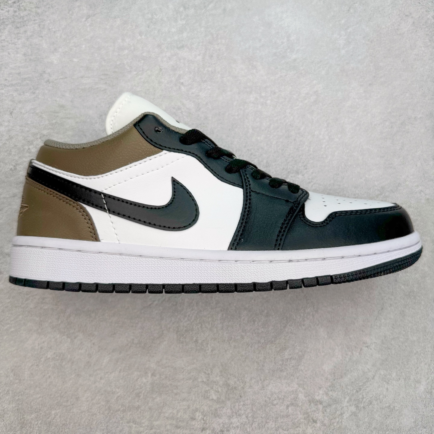 ＃福利特价 Air Jordan AJ1 Low 低帮系列 百分百全新货品 零氧化发霉 给足利润空间操作 超乎所想的高性价比 原装楦头纸板开发 完美鞋型 超高清洁度 鞋型不臃肿别扭 原厂内置全掌气垫 A模大底 鞋舌AJ原厂专用牛津布 AJ专用反口珍珠布 原厂无杂质高弹内里海棉 特殊封边弹力鞋带 原鞋开模 拒绝公底 购置公司同步原材料 都有细节原汁原味 忠于原版 尺码：36 36.5 37.5 38 38.5 39 40 40.5 41 42 42.5 43 44 44.5 45 46-选品中心