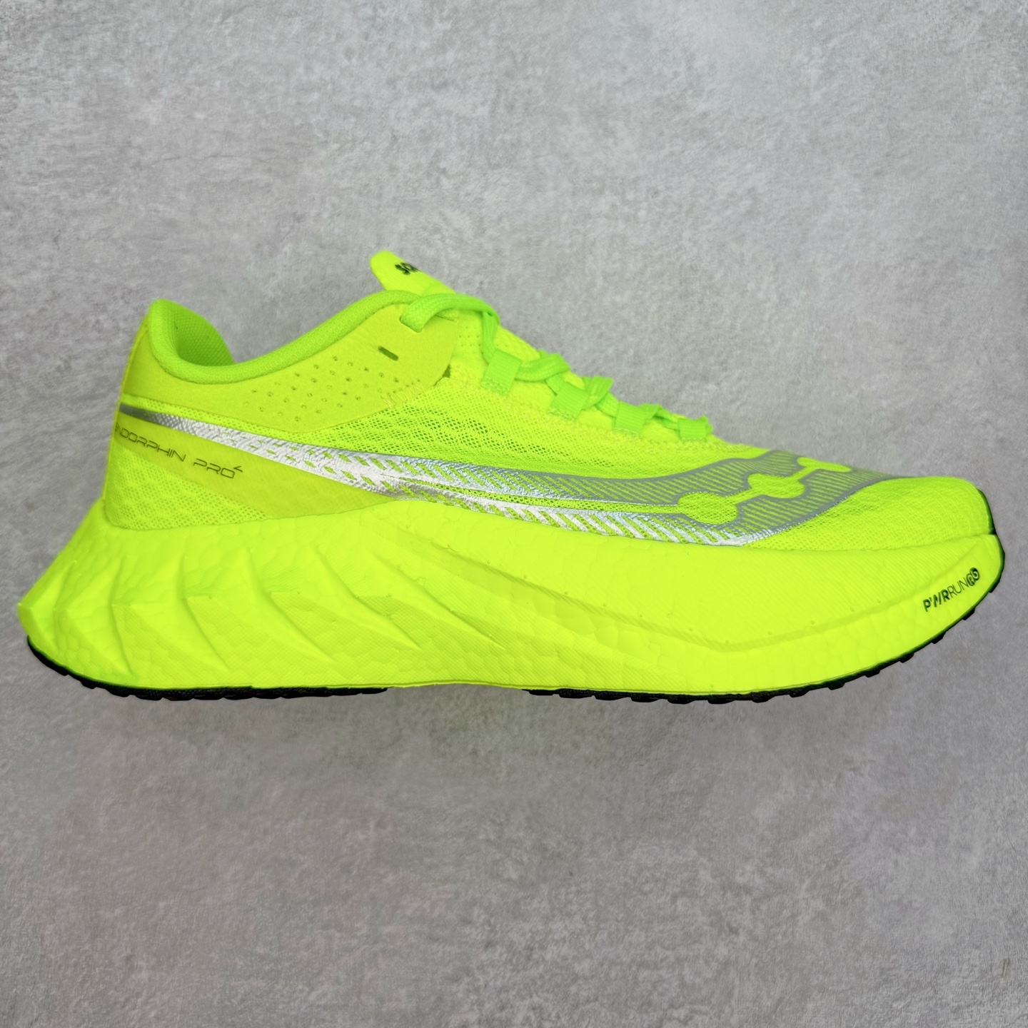 图片[4]-Saucony 索康尼ENDORPHIN Pro 啡速4 男女马拉松运动跑鞋 性能相比前几代再升级：鞋面采用全新升级的工学网设计 贴合脚部更透气 中底部分使用最新的PWRRUN+材质 搭配PWRRUN+鞋垫使中底的大幅加厚 10mm坡差进一步提供缓震、回弹性能 内底则采用了FORMFIT动态适应系统 动态契合脚型 提升包裹性和舒适性 提供更卓越的动态回馈体验 XT-900橡胶大底 可提供良好的抓地力和较强抗磨性能 尺码：36 36.5 37.5 38 38.5 39 40 40.5 41 42 42.5 43 44 44.5 45-选品中心