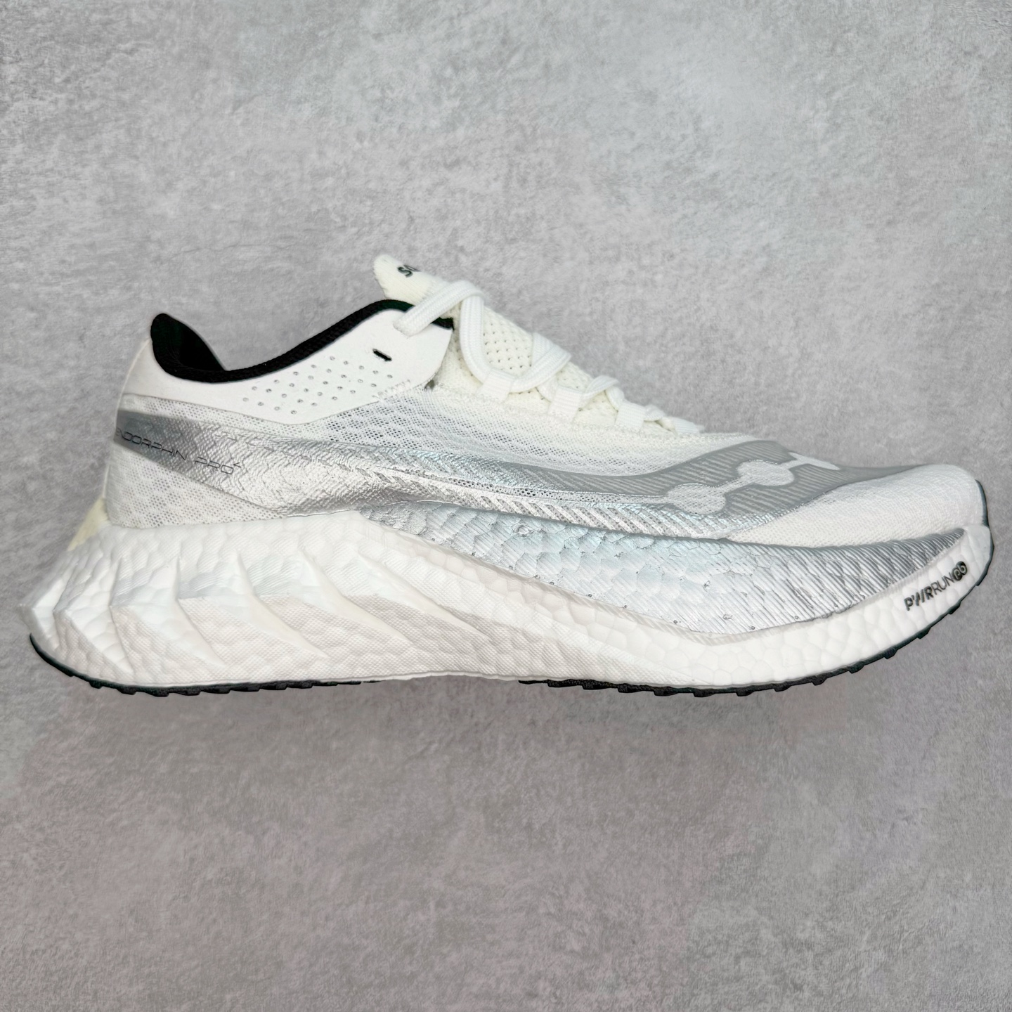 图片[7]-Saucony 索康尼ENDORPHIN Pro 啡速4 男女马拉松运动跑鞋 性能相比前几代再升级：鞋面采用全新升级的工学网设计 贴合脚部更透气 中底部分使用最新的PWRRUN+材质 搭配PWRRUN+鞋垫使中底的大幅加厚 10mm坡差进一步提供缓震、回弹性能 内底则采用了FORMFIT动态适应系统 动态契合脚型 提升包裹性和舒适性 提供更卓越的动态回馈体验 XT-900橡胶大底 可提供良好的抓地力和较强抗磨性能 尺码：36 36.5 37.5 38 38.5 39 40 40.5 41 42 42.5 43 44 44.5 45-选品中心