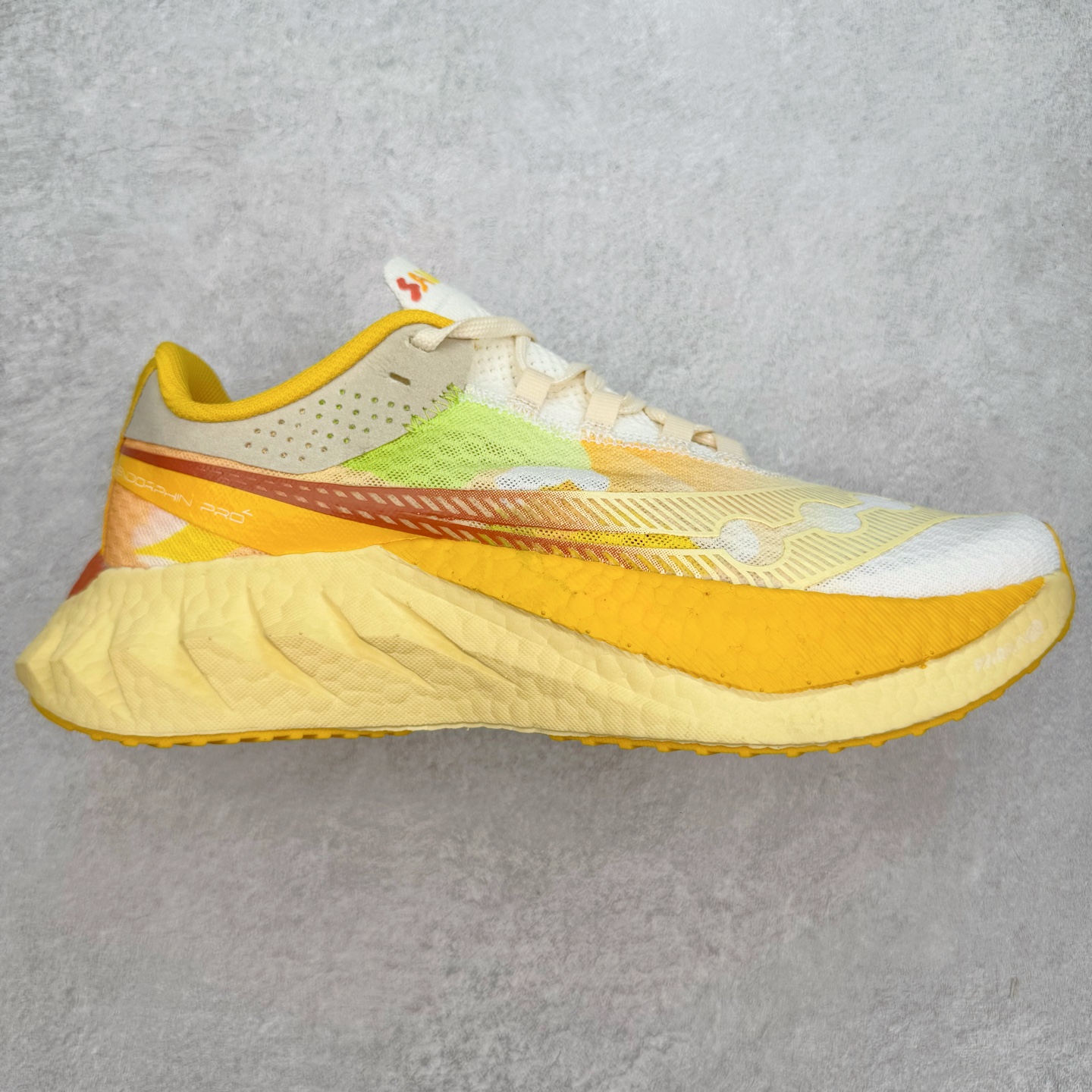 图片[2]-Saucony 索康尼ENDORPHIN Pro 啡速4 男女马拉松运动跑鞋 性能相比前几代再升级：鞋面采用全新升级的工学网设计 贴合脚部更透气 中底部分使用最新的PWRRUN+材质 搭配PWRRUN+鞋垫使中底的大幅加厚 10mm坡差进一步提供缓震、回弹性能 内底则采用了FORMFIT动态适应系统 动态契合脚型 提升包裹性和舒适性 提供更卓越的动态回馈体验 XT-900橡胶大底 可提供良好的抓地力和较强抗磨性能 尺码：36 36.5 37.5 38 38.5 39 40 40.5 41 42 42.5 43 44 44.5 45-选品中心