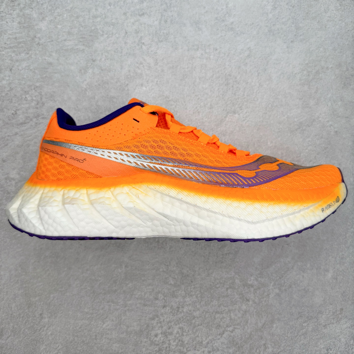 Saucony 索康尼ENDORPHIN Pro 啡速4 男女马拉松运动跑鞋 性能相比前几代再升级：鞋面采用全新升级的工学网设计 贴合脚部更透气 中底部分使用最新的PWRRUN+材质 搭配PWRRUN+鞋垫使中底的大幅加厚 10mm坡差进一步提供缓震、回弹性能 内底则采用了FORMFIT动态适应系统 动态契合脚型 提升包裹性和舒适性 提供更卓越的动态回馈体验 XT-900橡胶大底 可提供良好的抓地力和较强抗磨性能 尺码：36 36.5 37.5 38 38.5 39 40 40.5 41 42 42.5 43 44 44.5 45-选品中心