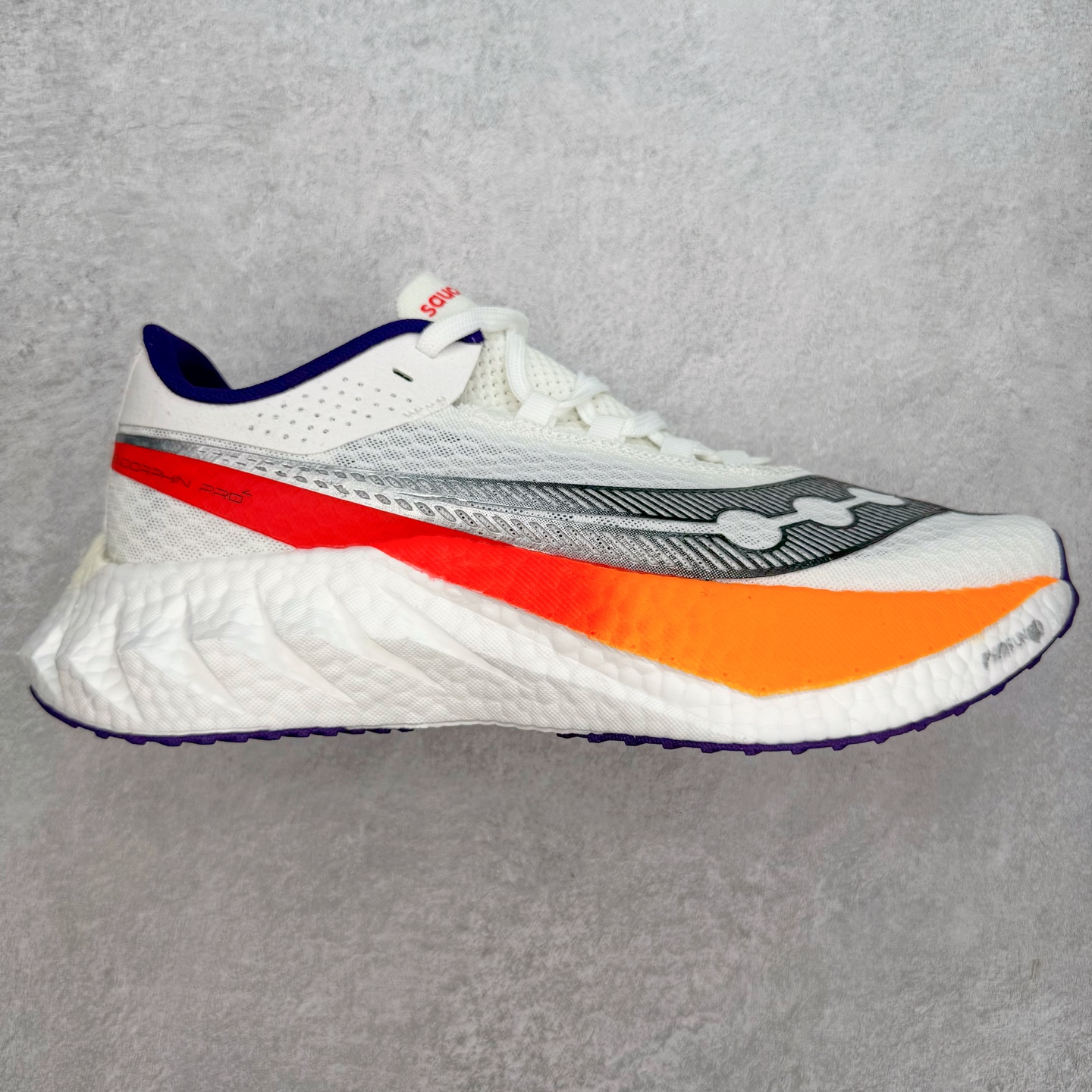 Saucony 索康尼ENDORPHIN Pro 啡速4 男女马拉松运动跑鞋 性能相比前几代再升级：鞋面采用全新升级的工学网设计 贴合脚部更透气 中底部分使用最新的PWRRUN+材质 搭配PWRRUN+鞋垫使中底的大幅加厚 10mm坡差进一步提供缓震、回弹性能 内底则采用了FORMFIT动态适应系统 动态契合脚型 提升包裹性和舒适性 提供更卓越的动态回馈体验 XT-900橡胶大底 可提供良好的抓地力和较强抗磨性能 尺码：36 36.5 37.5 38 38.5 39 40 40.5 41 42 42.5 43 44 44.5 45-选品中心