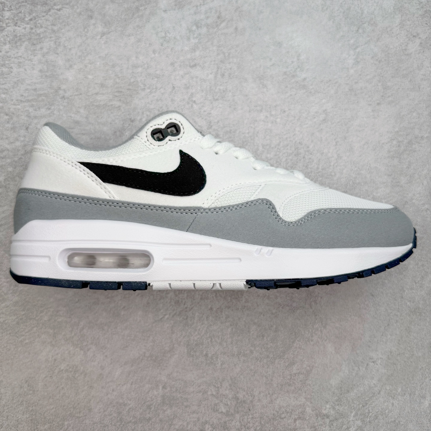 NK Air Max 1 初代复古气垫慢跑鞋 FZ5808-002 由Tinker Hatfeld和Mark Parker在1987年设计 灵感来自于巴黎蓬皮杜中心 在参观了蓬皮杜中心之后提出了Air Max的标志性开窗可视气垫的理念 并将其实际开发成功 是NK史上第一双可视气垫跑鞋 凭借着Air Max气垫带来的舒适脚感和鞋面面料上的不断精进才使得Air Max 1在现如今都是复古慢跑鞋的首选 深厚的历史渊源 独特的流线形设计 极为复古的外观使得它深受鞋迷的喜爱 尺码：36 36.5 37.5 38 38.5 39 40 40.5 41 42 42.5 43 44 44.5 45-选品中心
