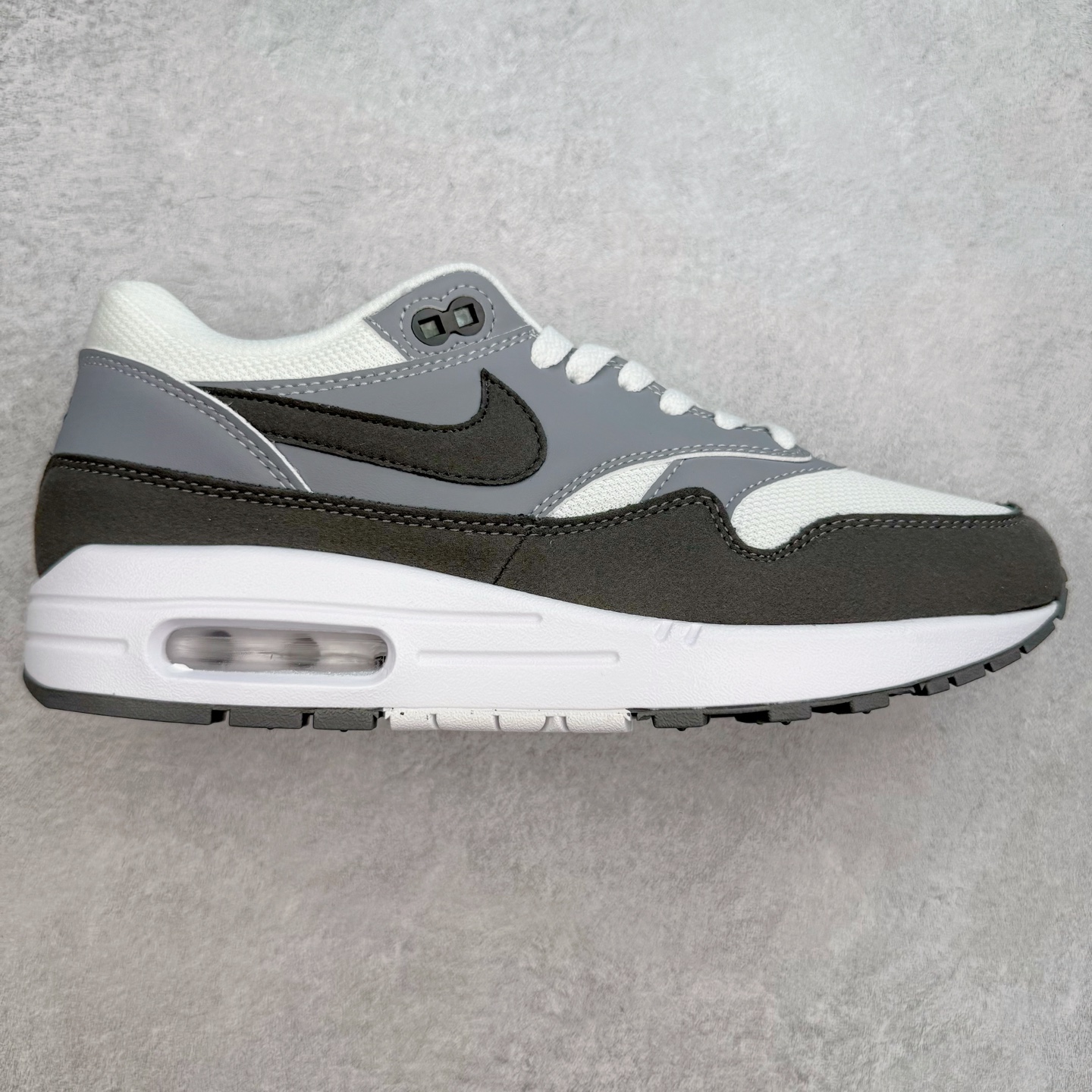 NK Air Max 1 初代复古气垫慢跑鞋 HM9936-001 由Tinker Hatfeld和Mark Parker在1987年设计 灵感来自于巴黎蓬皮杜中心 在参观了蓬皮杜中心之后提出了Air Max的标志性开窗可视气垫的理念 并将其实际开发成功 是NK史上第一双可视气垫跑鞋 凭借着Air Max气垫带来的舒适脚感和鞋面面料上的不断精进才使得Air Max 1在现如今都是复古慢跑鞋的首选 深厚的历史渊源 独特的流线形设计 极为复古的外观使得它深受鞋迷的喜爱 尺码：36 36.5 37.5 38 38.5 39 40 40.5 41 42 42.5 43 44 44.5 45-选品中心