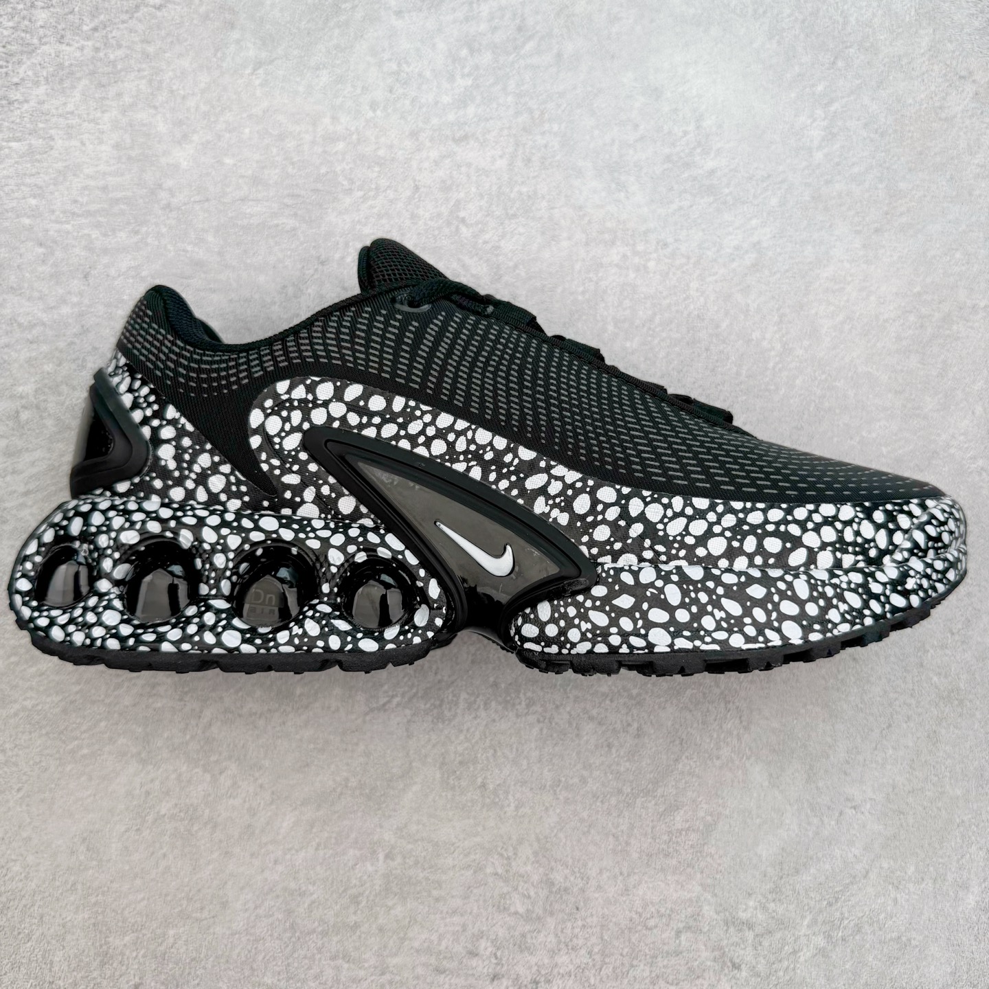 NK Air Max DN系列低帮豆荚型气垫百搭休闲运动慢跑鞋 HM0811-100 Air Max 科技最初于 1986 年推出，是NK的首款气垫鞋款，这个缓震技术彻底改变了人们对运动鞋的认知。在 Nike 的众多缓震科技中也有着自己绝对的地位。除了技术层面的创新，Air Max 还具有深厚的文化内涵。它所代表的青年文化、前卫风格和反叛精神，使其成为了一种时尚和潮流的象征。为了纪念这个具有里程碑意义的技术，Nike 在每年的 3 月 26 日定为「Air Max Day」。近日，Nike 露出了一款全新的鞋型——Air Max DN。这款鞋不仅具有时尚的外观，还融合了许多经典的 Air Max 设计和元素，同时展现了一些新的创意。设计灵感源自经典 Air Max 97 和 Air Max Plus 的元素。鞋面的条纹设计和后跟的标志都在向这些经典鞋款致敬。最大亮点是 Air Max 气垫的造型，它以神似豆荚的造型呈现，分为四个分区圆形开窗，带来极高的辨识度。Air Max DN 采用了纯黑配色覆面，搭配白色虚线和紫色点缀，营造出一种低调而时尚的外观。鞋面采用织物材质打造，提供舒适的穿着体验。全新 Nike Air Max DN 除了图中的配色外，还将有荧光绿、白银、黑银、皇家蓝、酷灰、黑色等六款新配色登场。具体发售信息感兴趣的朋友可以持续关注。尺码：36 36.5 37.5 38 38.5 39 40 40.5 41 42 42.5 43 44 44.5 45-选品中心