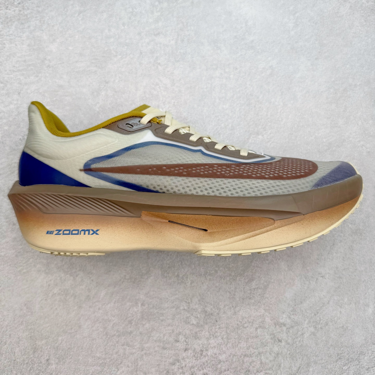 NK ZoomX Invincible Run Flyknit 6 轻量跑鞋 飞织低帮休闲运动慢跑鞋 厚底增高 老爹鞋 此鞋专为短跑运动员而生 是为 5 至 10 公里距离的赛事和训练打造 整体设计采用流线型的轻质工程网眼材质构成鞋面 并与其他 Running 旗舰鞋款同样搭载全脚掌 ZoomX 缓冲中底 搭配 Pebax 物料与橡胶外底 ZoomX StreakFly 首发配色以Prototype呈现 其灵感是来自开发期间的磨损测试 透过编号的标记与内侧的预期跑步距离突出研发过程 货号： HV4366-072 尺码：36 36.5 37.5 38 38.5 39 40 40.5 41 42 42.5 43 44 45-选品中心