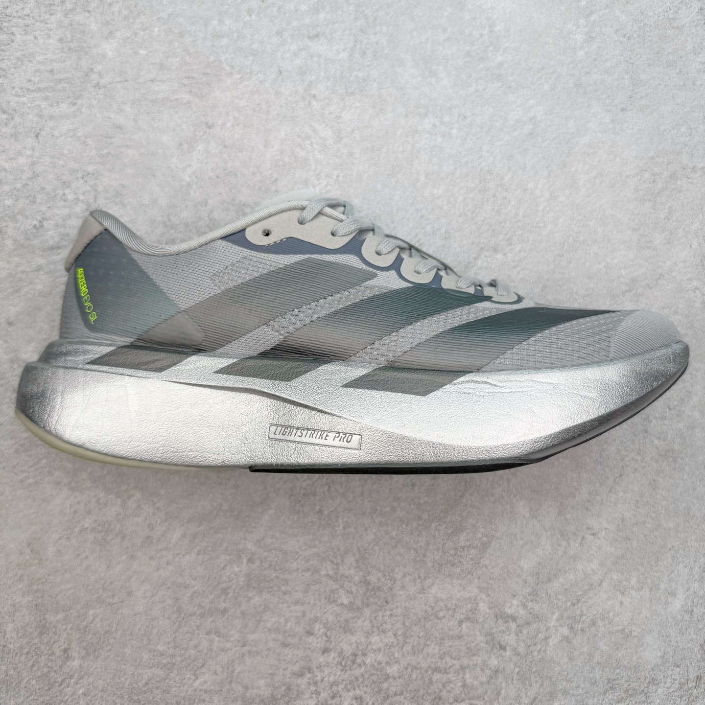 AD Adizero EVO SL 马拉松竞速专业跑鞋 JR3419 CELERMESH针织网面非常轻薄 纤维间的缝隙很大 可以保证跑步时的透气、排汗效果 鞋舌直接与两侧的内衬和鞋底连接在一起 在跑步过程中不会被鞋舌的左右移动所困扰 在标准鞋带孔的基础上再拓宽一组鞋带孔 适合不同脚型的需求 突破性 EnergyRods 技术，有助于跑者实现更好的成绩 中底独特的LIGHTSTRIKE PRO泡棉材质 微弹感觉在跑步过程中给予了良好的支撑体验 对于顶级精英和高水平进阶跑者来说 ADIOS PRO是一双值得信赖的竞速比赛用鞋 尺码：36 36.5 37.5 38 38.5 39 40 40.5 41 42 42.5 43 44 44.5 45-选品中心