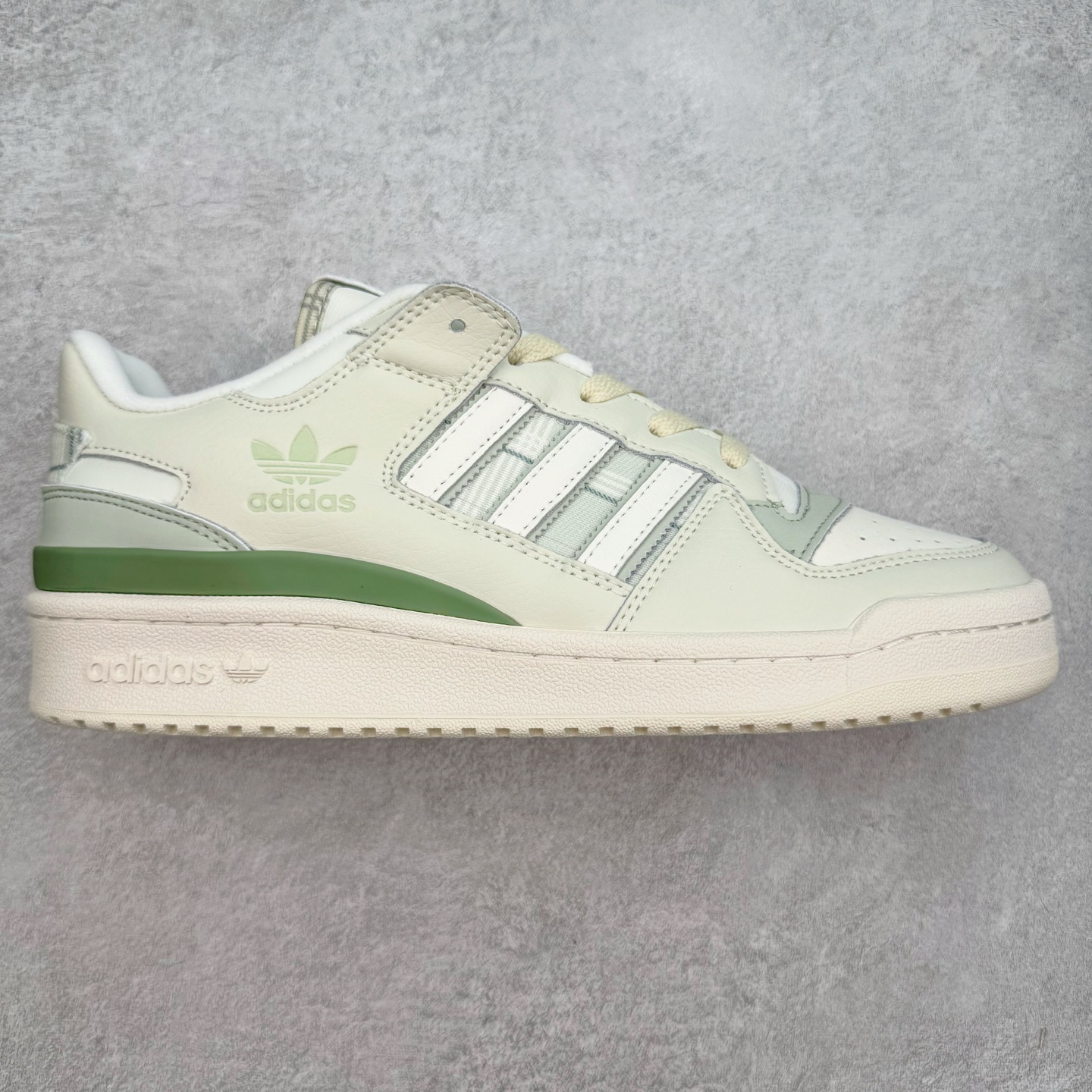 AD Forum 84 Low OG 低帮百搭潮流休闲运动板鞋 以复古篮球鞋的外形为基础 采用皮革拼接 简约百搭 更加贴合舒适 中底内侧网格造型起到点睛之笔 外底橡胶 更显复古 尺码:36 36.5 37.5 38 38.5 39 40 40.5 41 42 42.5 43 44 44.5 45-选品中心