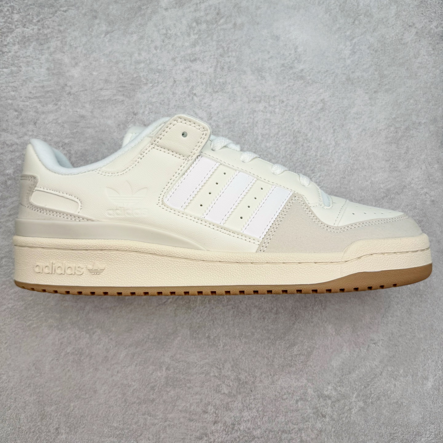 AD Forum 84 Low OG 低帮百搭潮流休闲运动板鞋 以复古篮球鞋的外形为基础 采用皮革拼接 简约百搭 更加贴合舒适 中底内侧网格造型起到点睛之笔 外底橡胶 更显复古 尺码:36 36.5 37.5 38 38.5 39 40 40.5 41 42 42.5 43 44 44.5 45-选品中心